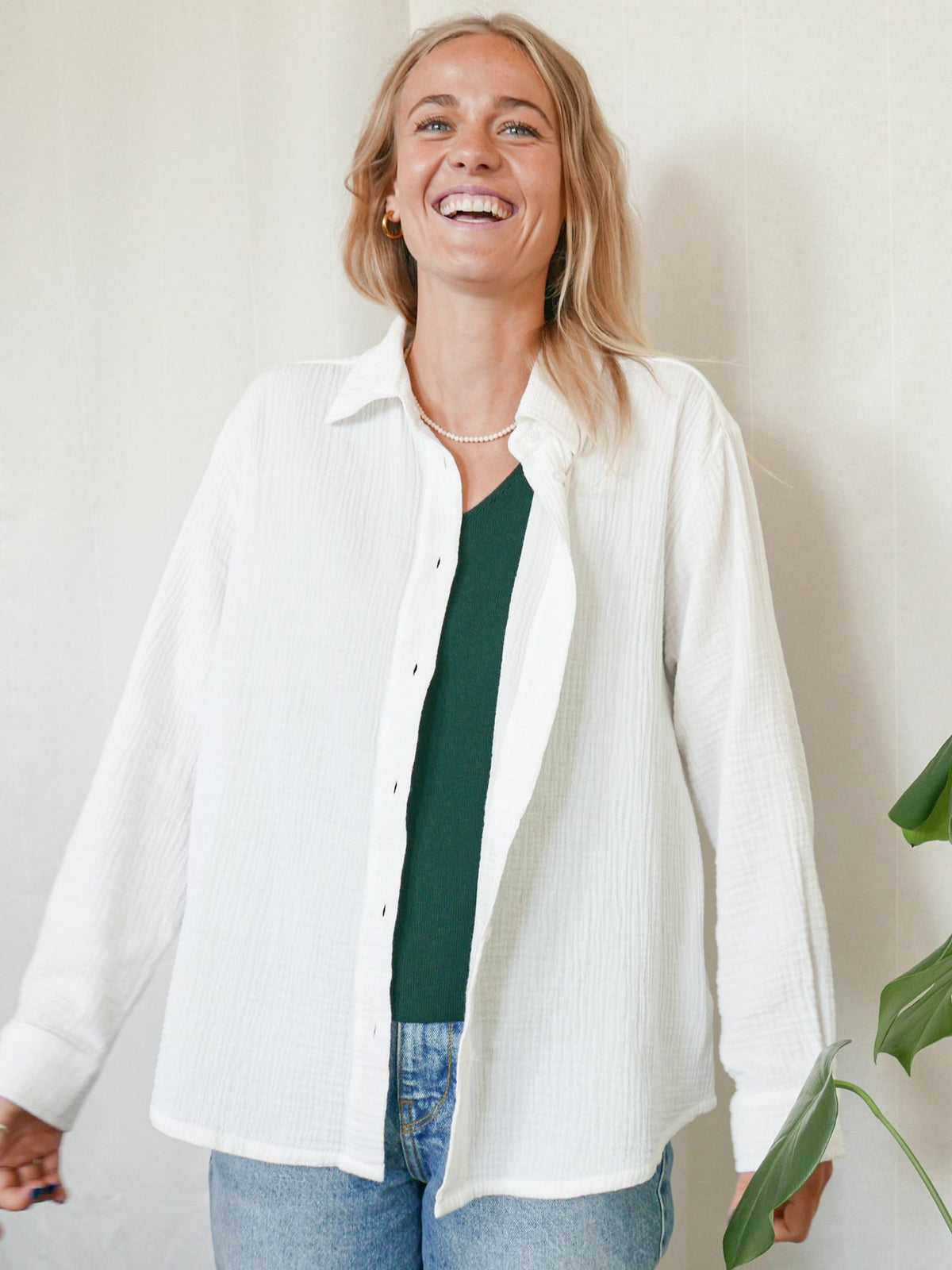 Greta trägt die faire Frauen Musselinbluse in cremeweiss aus 100% GOTS zertifizierter Biobaumwolle und made in Portugal von FUXBAU
