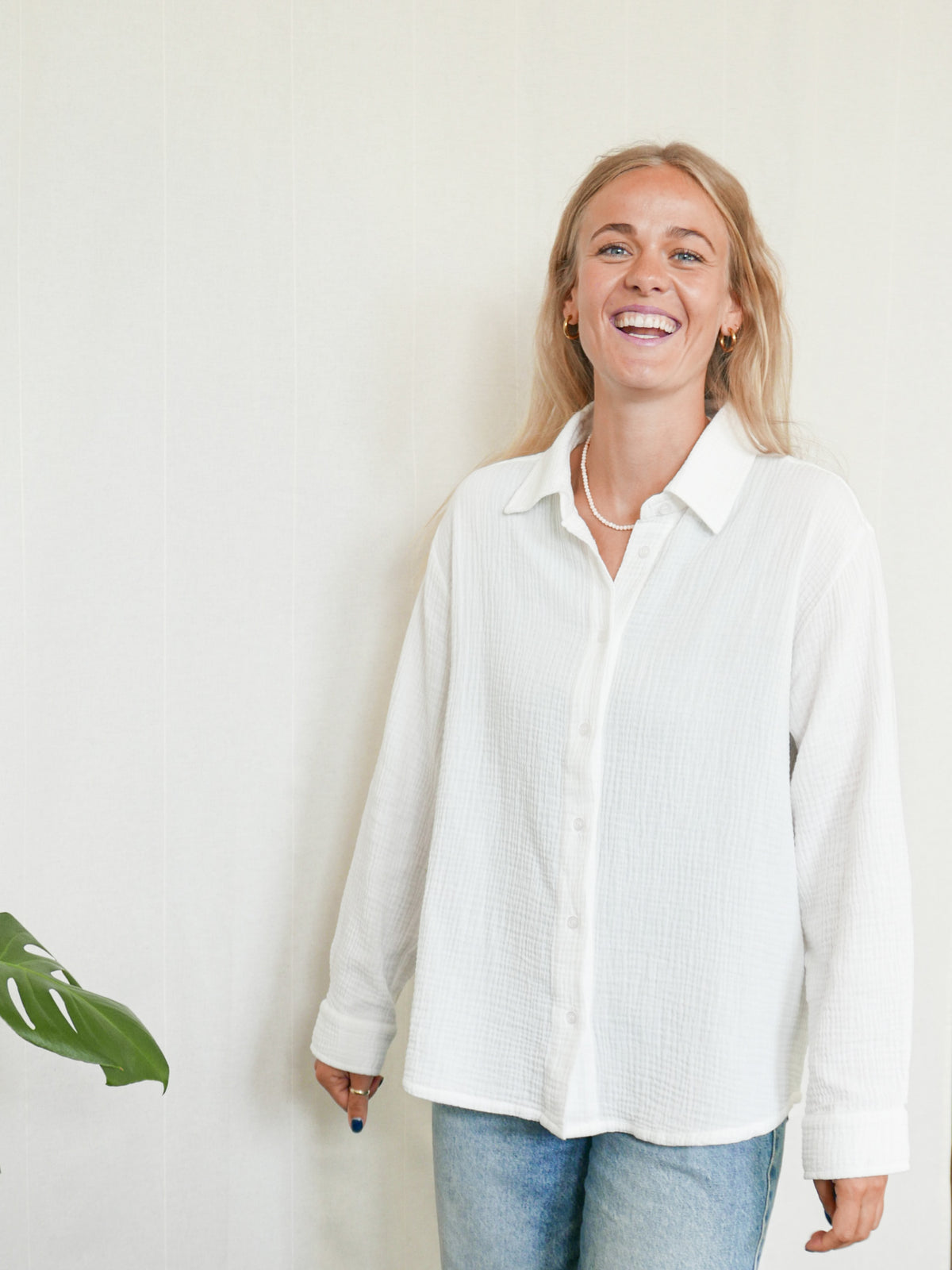 Greta trägt die faire Frauen Musselinbluse geschlossen in cremeweiss aus 100% GOTS zertifizierter Biobaumwolle und made in Portugal von FUXBAU