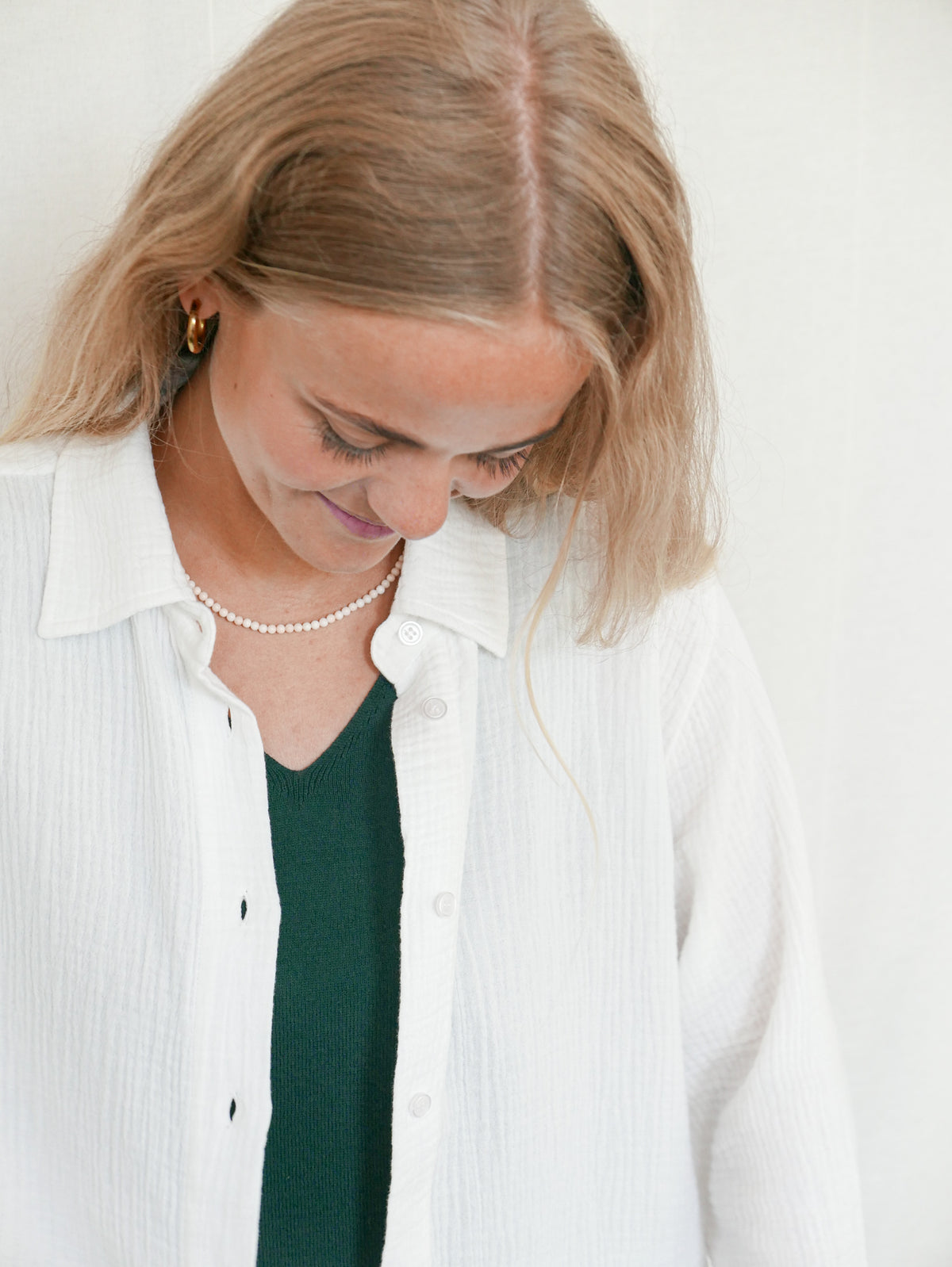 Greta trägt die faire Frauen Musselinbluse in cremeweiss aus 100% GOTS zertifizierter Biobaumwolle