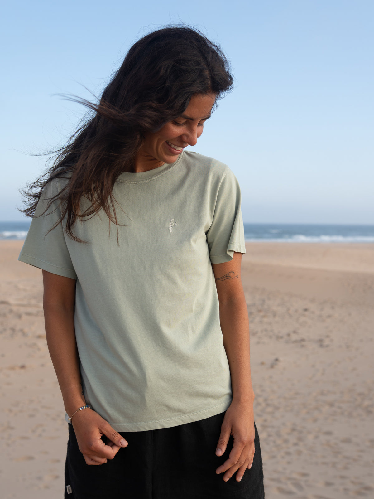 Frauen T-Shirt in Seegrün von FUXBAU aus Biobaumwolle am Strand