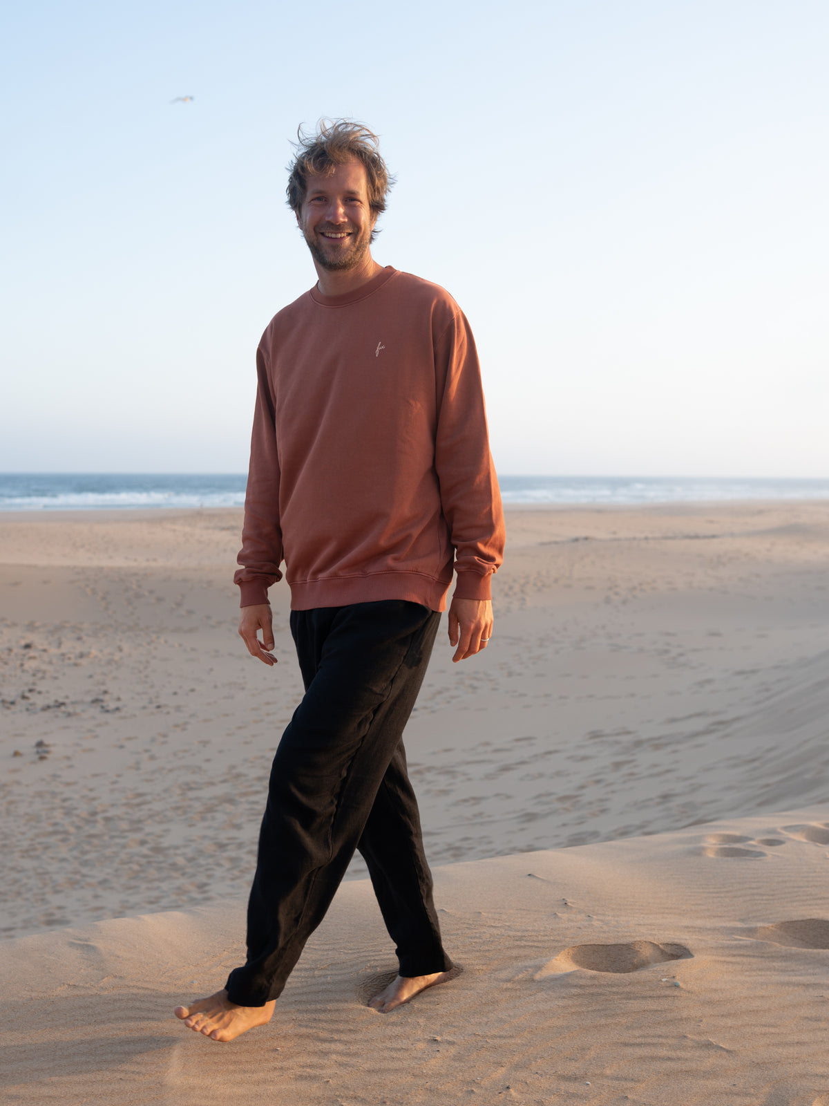 Roter FUXBAU MĂ€nner Pullover im Vintage Look aus Biobaumwolle am Strand