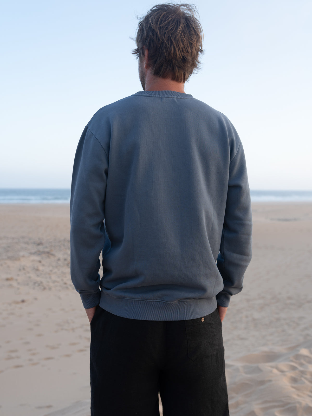 Detailaufnahme vom seeblauen FUXBAU MĂ€nner Pullover aus Biobaumwolle mit gewaschenem Look