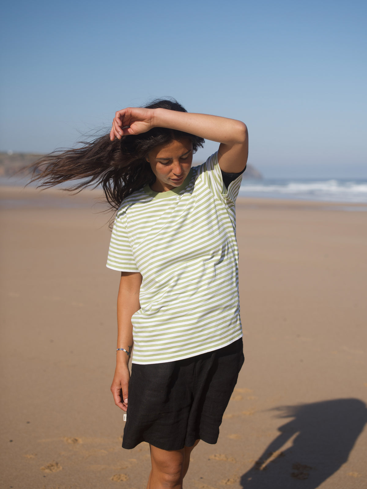 Gestreiftes Frauen T-Shirt hellgrün weiß am Strand