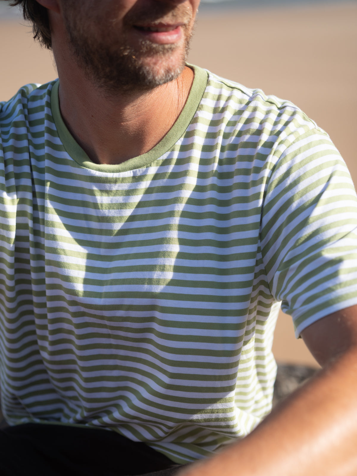 Gestreiftes MĂ€nner T-Shirt hellgrĂŒn weiĂ am Strand
