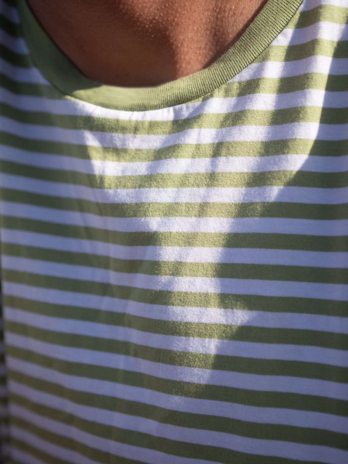 Detailaufnahme Männer T-Shirt hellgrün weiß gestreift