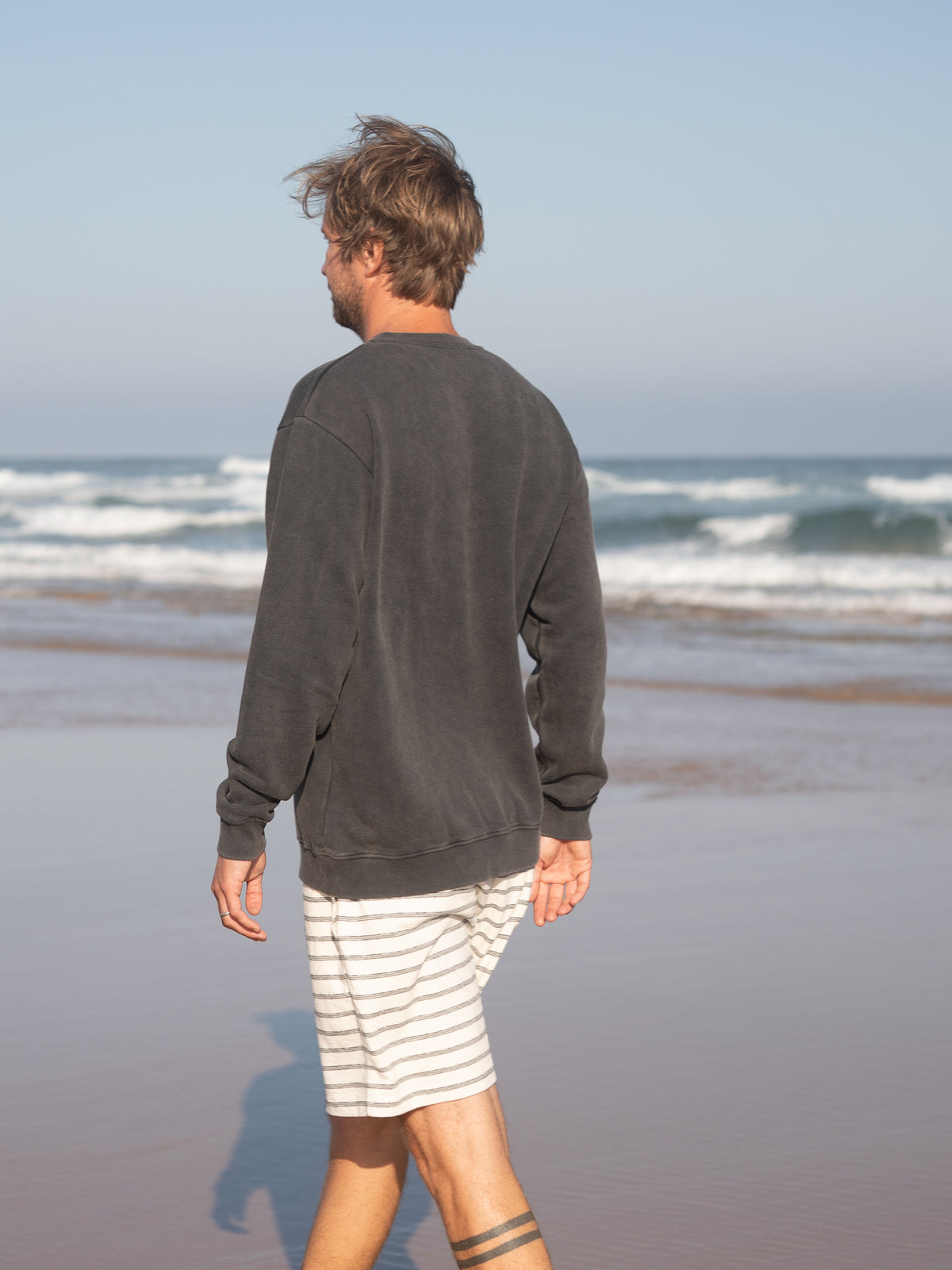 Rückansicht des salzschwarzen Stay Salty Sweaters