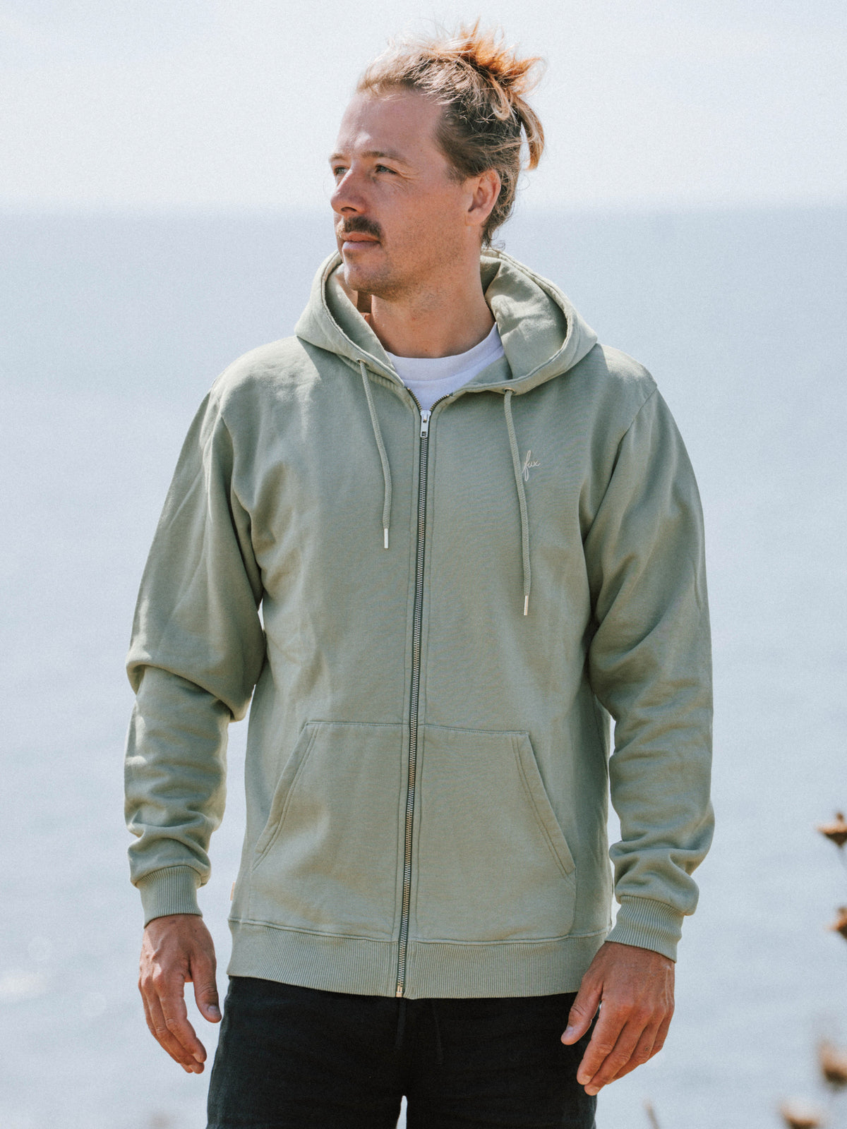 Unisex Sweatjacke in Seegras aus Biobaumwolle mit Kapuze und fux Stick in Vorderansicht