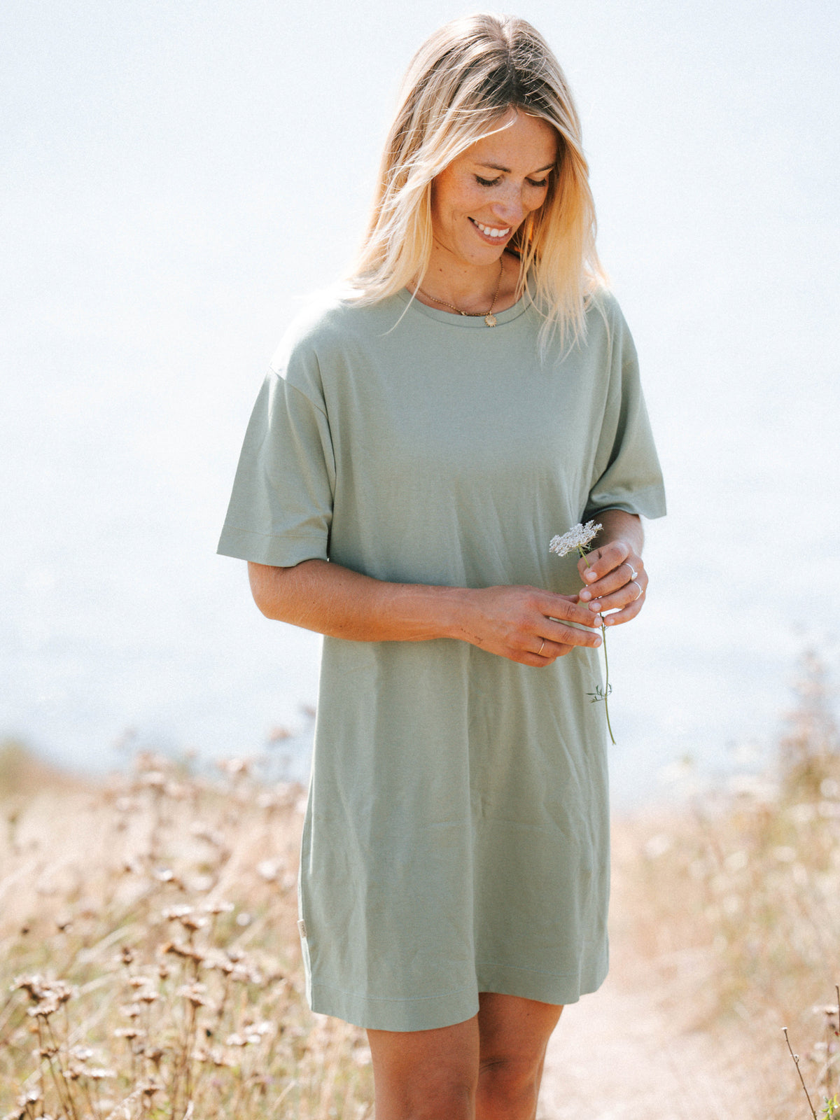 Frauen T-Shirt Kleid in Seegras aus Biobaumwolle mit kurzen Ărmeln am Meer