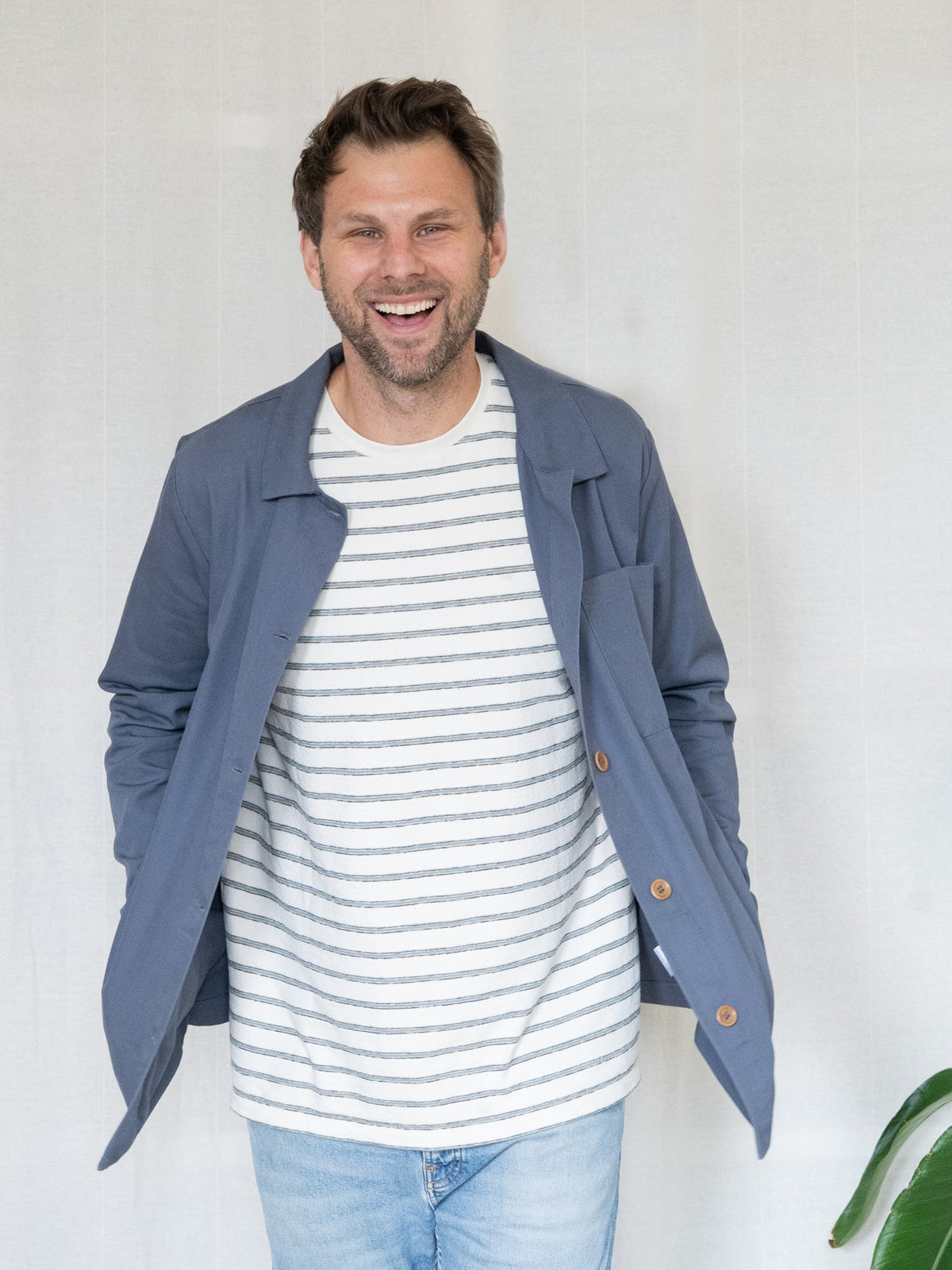 MĂ€nner Overshirt in Blaugrau aus Biobaumwolle offen getragen mit gestreiftem T-Shirt