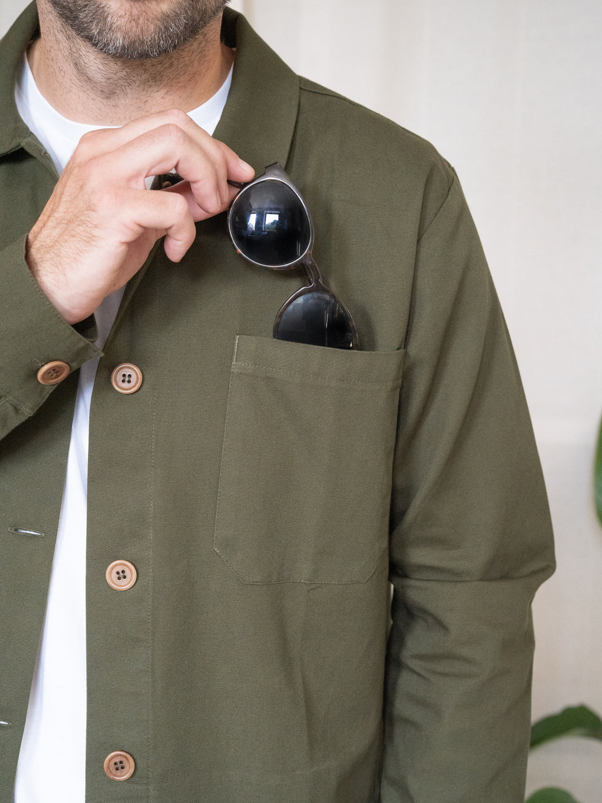 MĂ€nner Overshirt in OlivgrĂŒn mit aufgesetzter Brusttasche aus Biobaumwolle