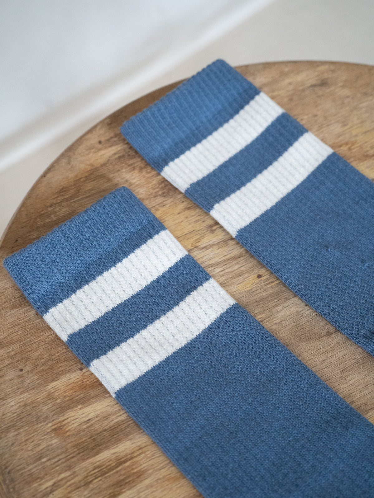 Unisex Retro Tennissocken in Blau Creme aus Biobaumwolle mit weiĂźen Streifen als Detailaufnahme