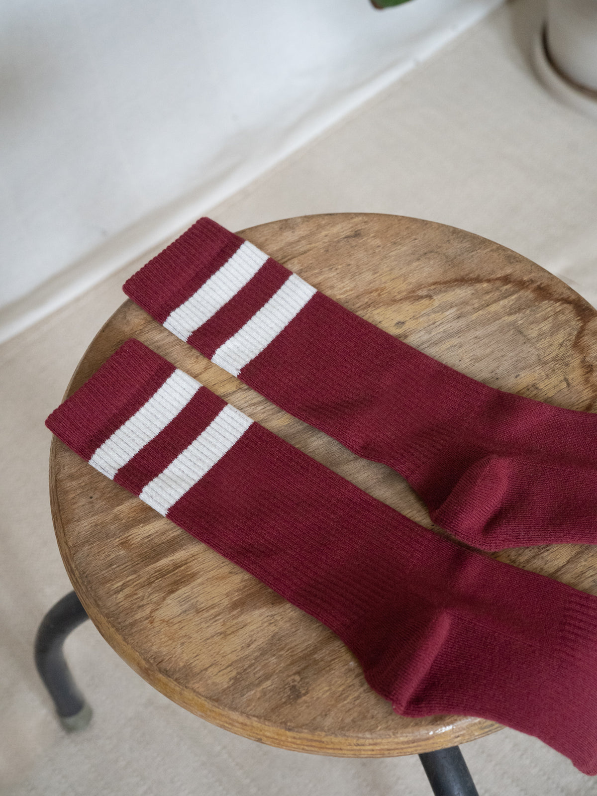 Unisex Retro Tennissocken in Bordeaux Creme aus Biobaumwolle mit weiĂźen Streifen als Detailaufnahme