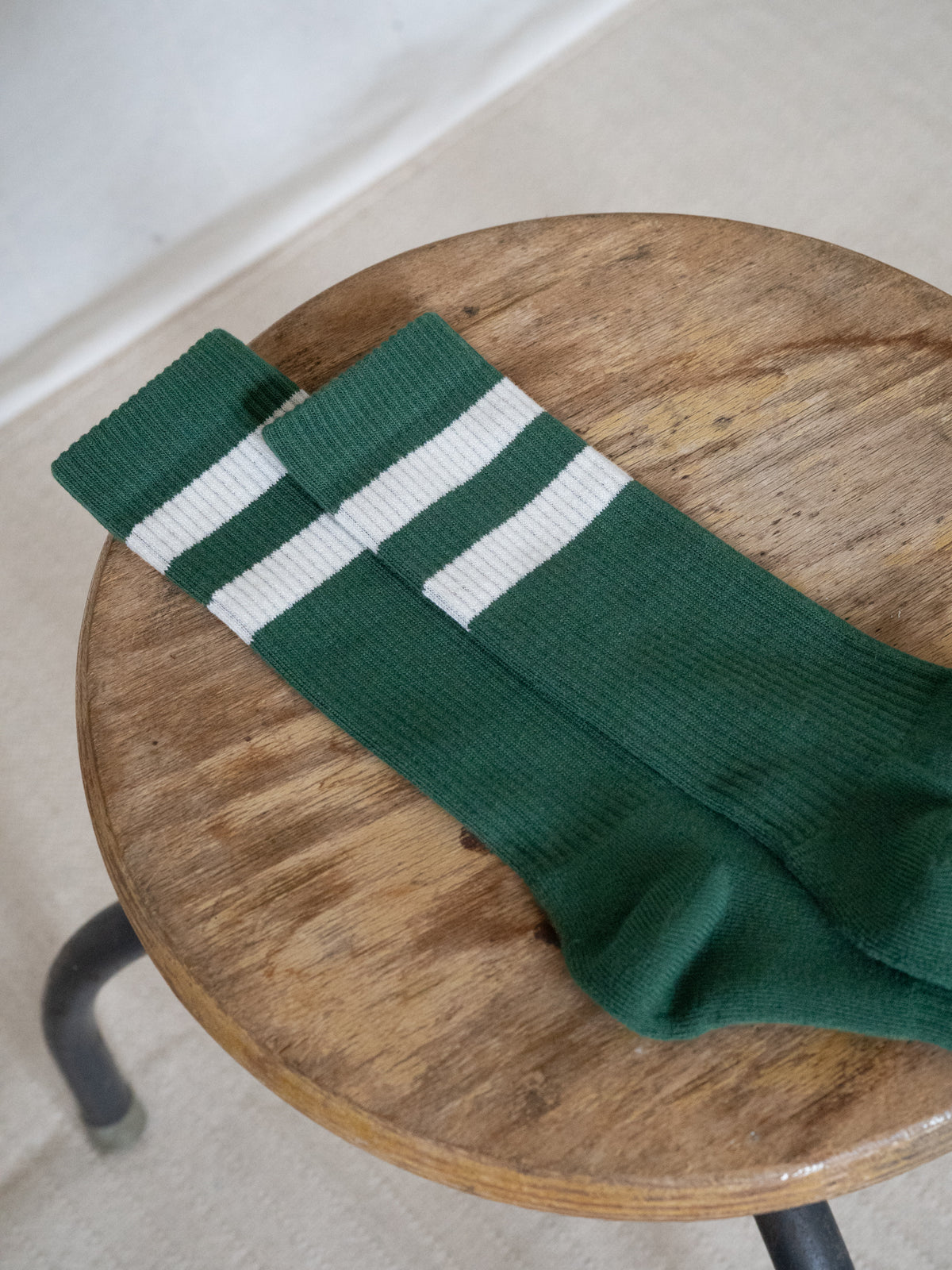 Unisex Retro Tennissocken in GrĂĽn Creme aus Biobaumwolle mit weiĂźen Streifen als Detailaufnahme