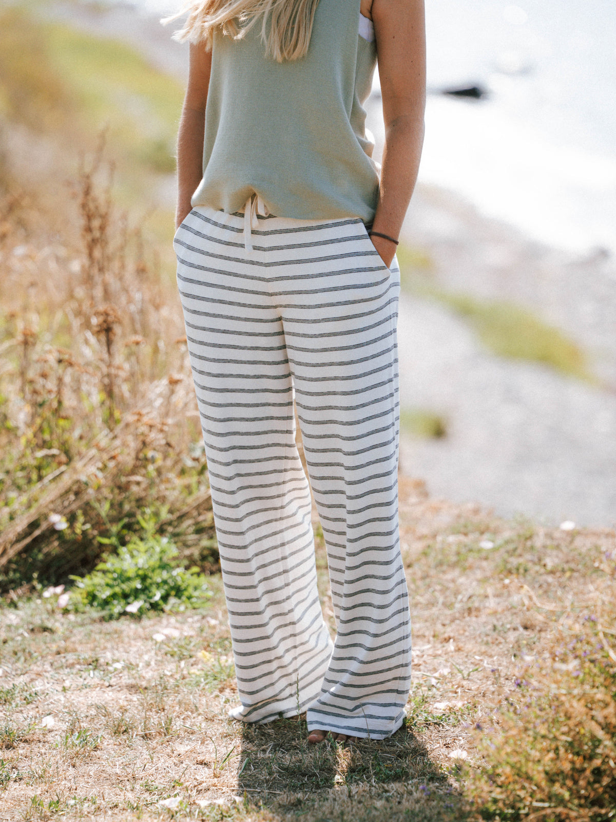 Gestreifte Frauen Milos Hose in CremeweiĂ und Salbei mit weitem Bein und Seitentaschen