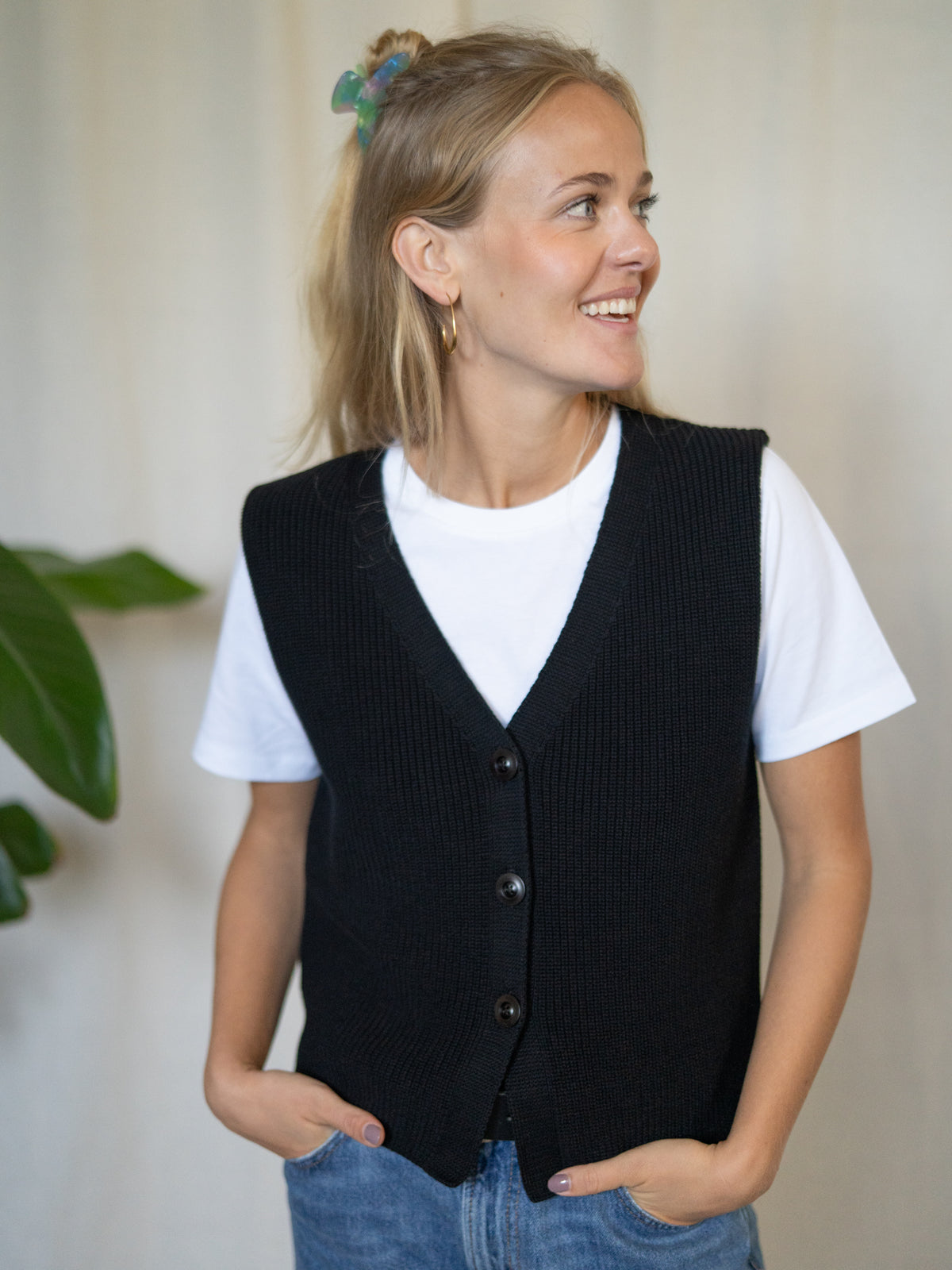 Schwarze Damen Strickweste aus GOTS Bio-Baumwolle â fair produziert in Italien