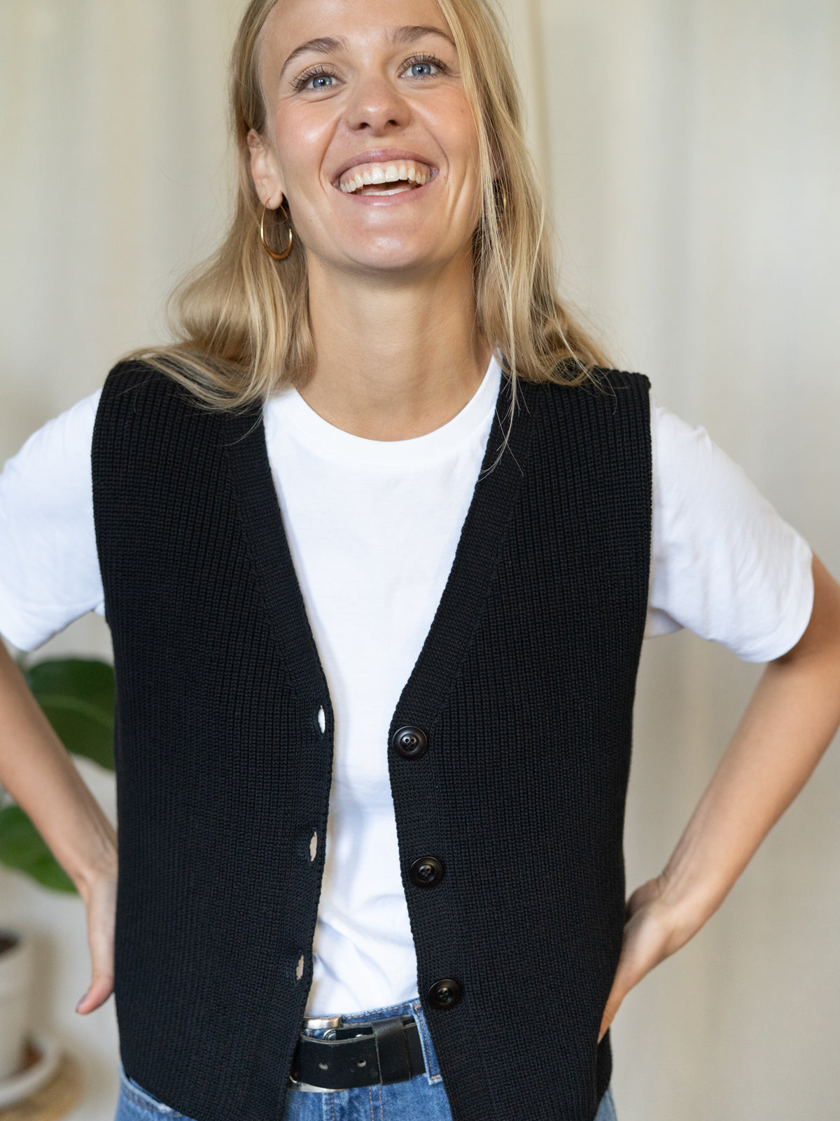 Frauen Strickweste schwarz aus Bio-Baumwolle mit Knöpfen â zeitloses Design von FUXBAU