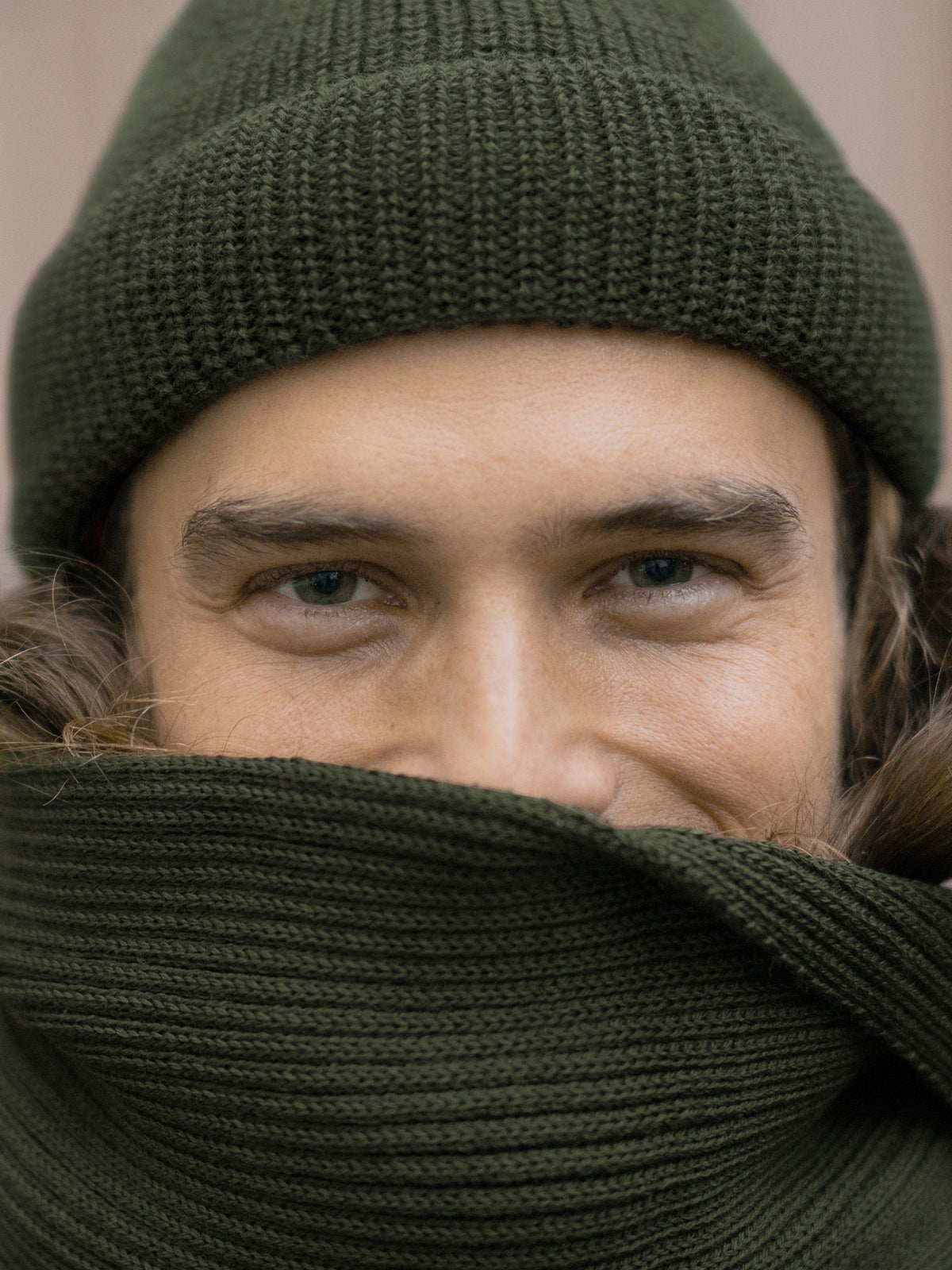 Unser Freund Kelsey trĂ€gt die Kurze Merino StrickmĂŒtze in waldgrĂŒn von FUXBAU aus 100% GOTS zertifizierter Merinowolle made in Germany
