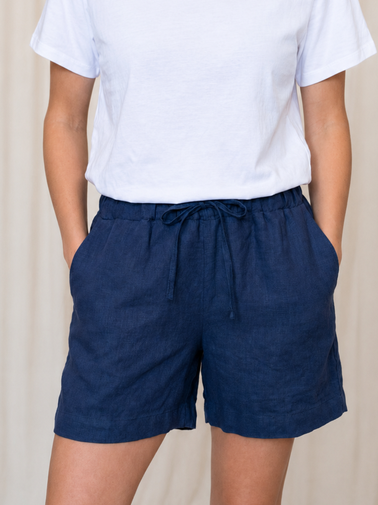 Frontansicht der navyblauen FUXBAU Leinenshorts für Frauen mit elastischem Bund und Kordelzug. Lockere Damen-Sommershorts aus fairem Leinen.