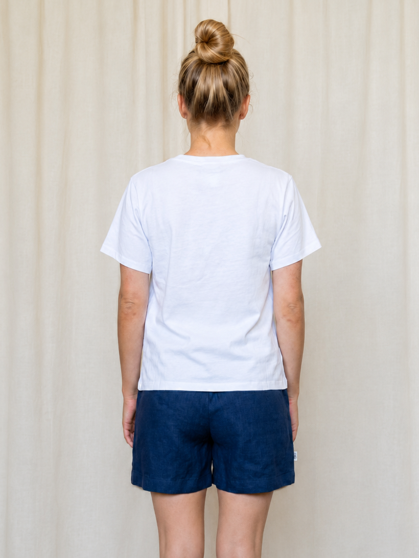 RĂŒckansicht der fairen FUXBAU Leinenshorts fĂŒr Frauen in Dunkelblau (Navy). Ein zeitloser Sommer-Look kombiniert mit einem schlichten weiĂen T-Shirt.
