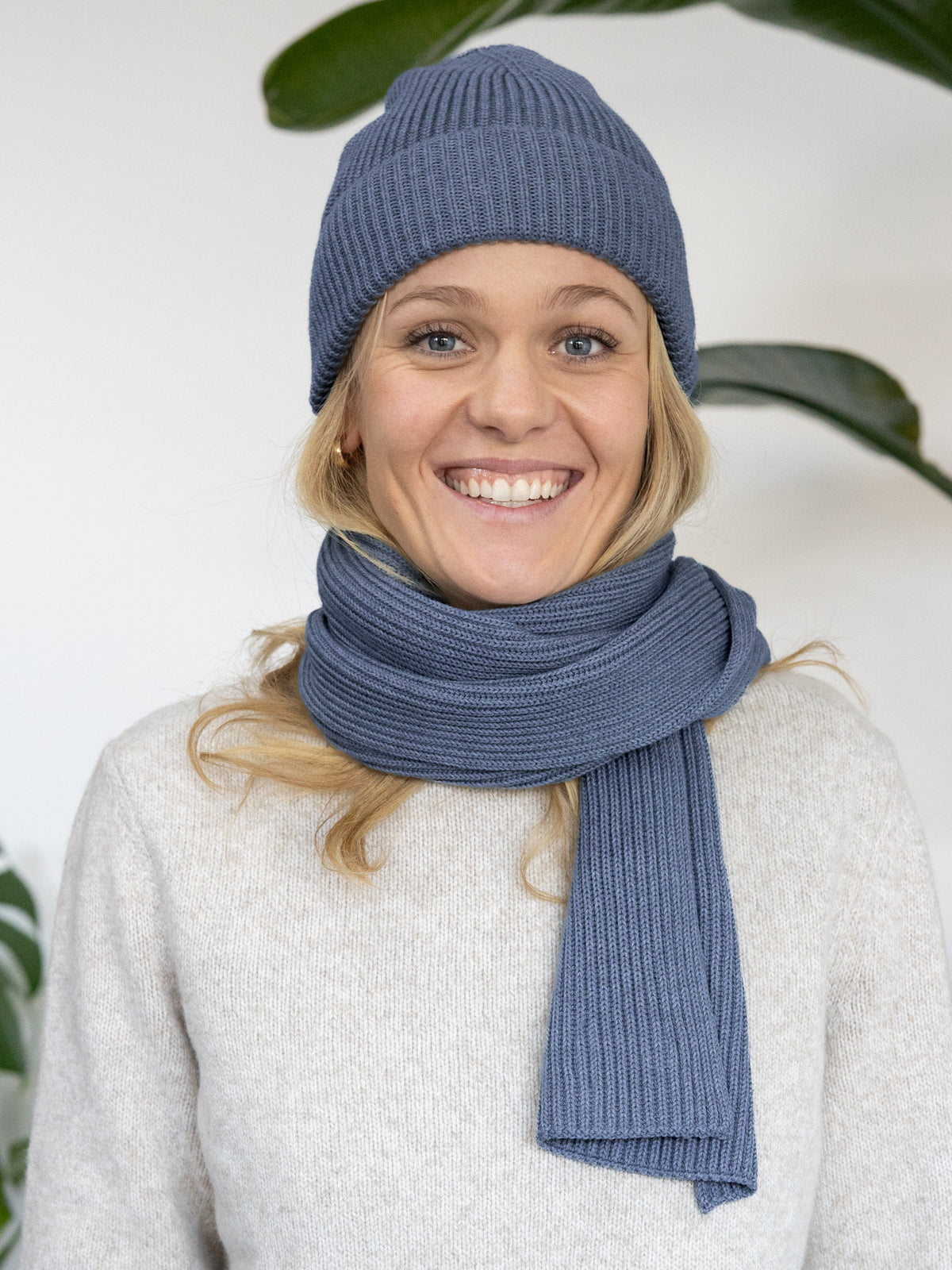 Greta trägt die 4Seasons Strickmütze in Blaugrau aus 100 % Bio-Baumwolle, GOTS-zertifiziert, Made in Italy