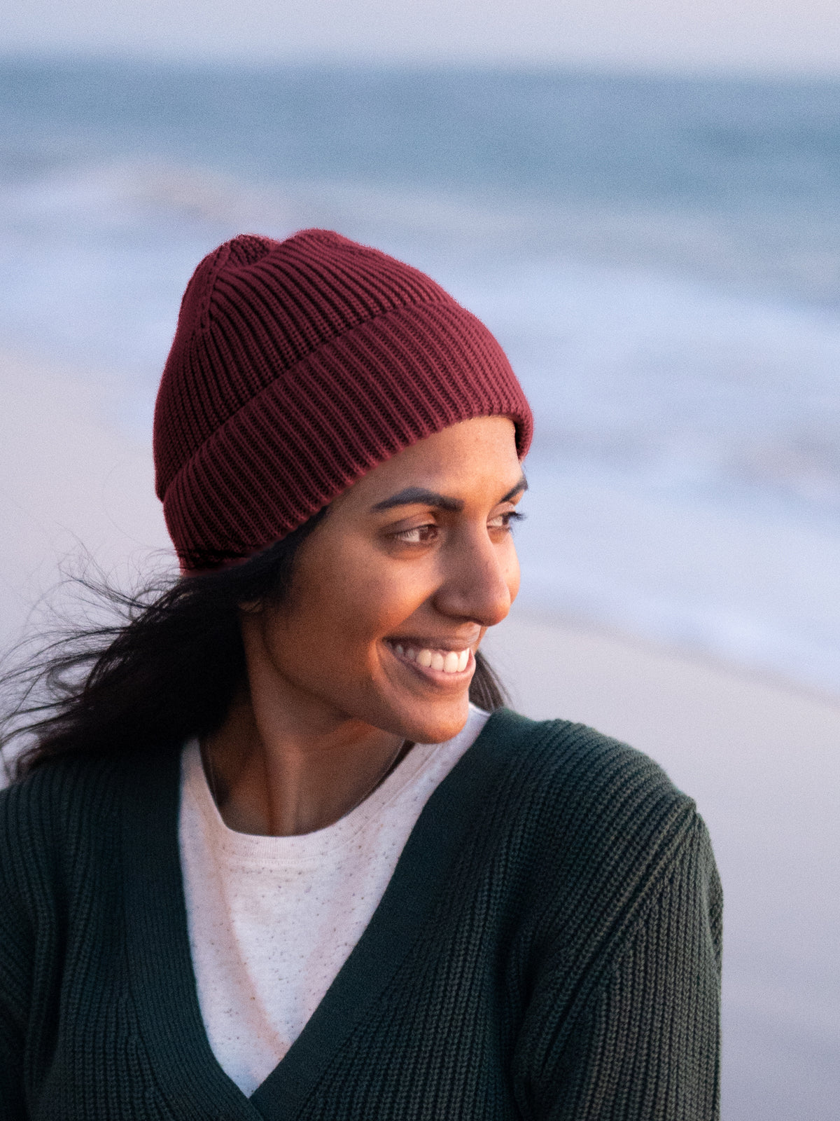 Neelia trägt die 4Seasons Strickmütze in Bordeaux aus 100 % Bio-Baumwolle, GOTS-zertifiziert, Made in Italy