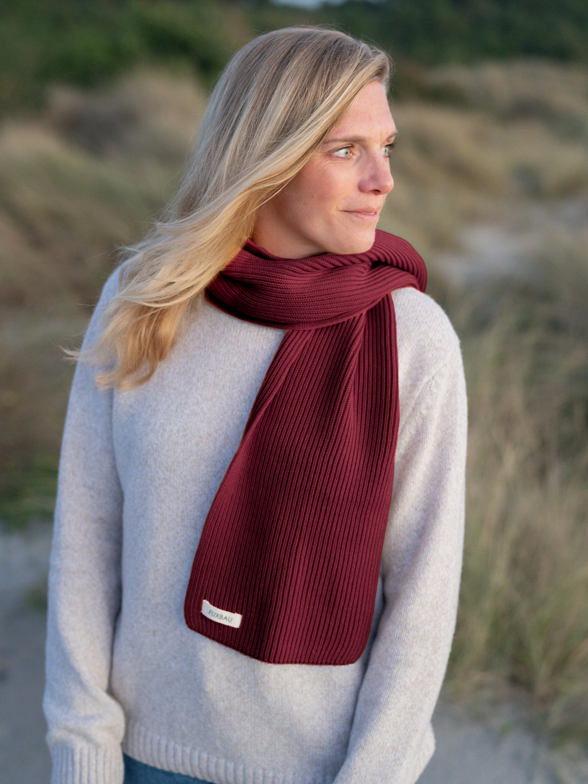 Isi trägt den 4Seasons Strickschal in Bordeaux aus 100 % Bio-Baumwolle, GOTS-zertifiziert, Made in Italy