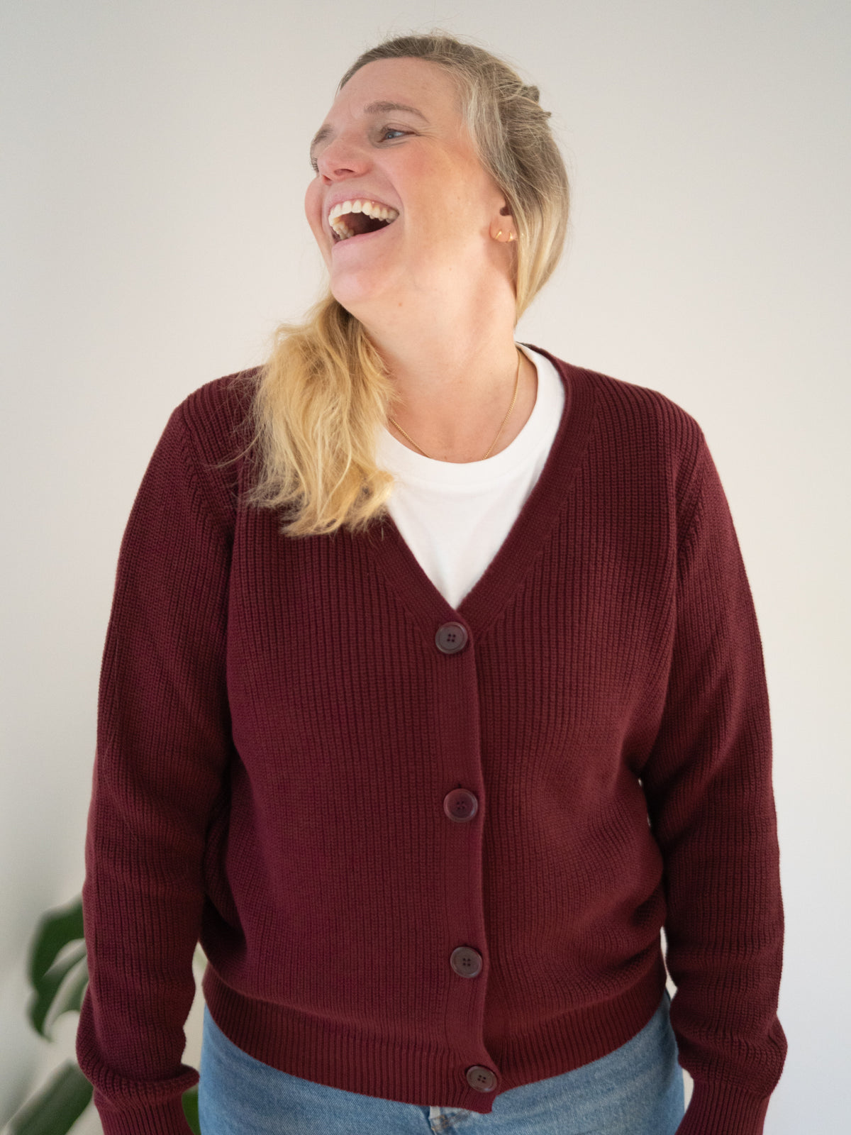 4Seasons Frauen Strickjacke bordeaux aus 100% GOTS zertifizierter Biobaumwolle, Manufaktur-QualitĂ€t Made in Italy â Vorderansicht, offen getragen ĂŒber weiĂem Top