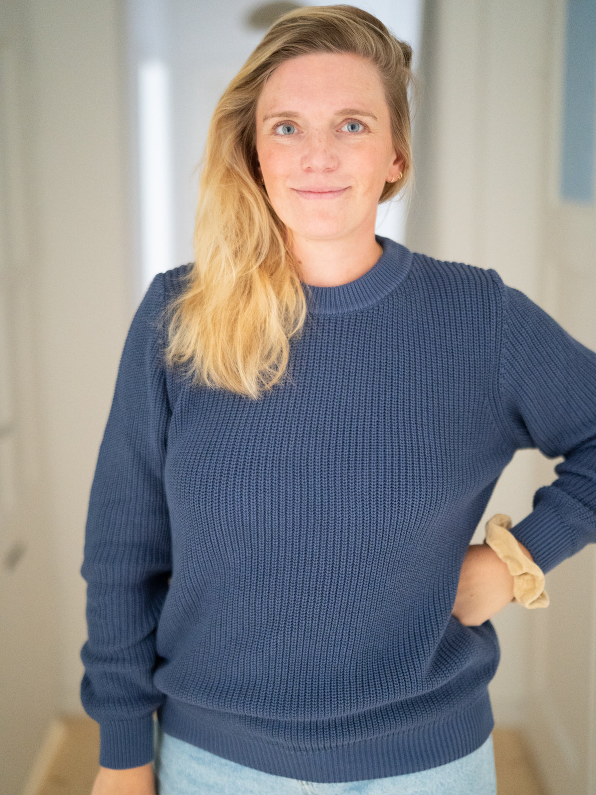4Seasons Frauen Strickpullover blaugrau aus 100% GOTS zertifizierter Biobaumwolle, Manufaktur-Qualität Made in Italy – Vorderansicht