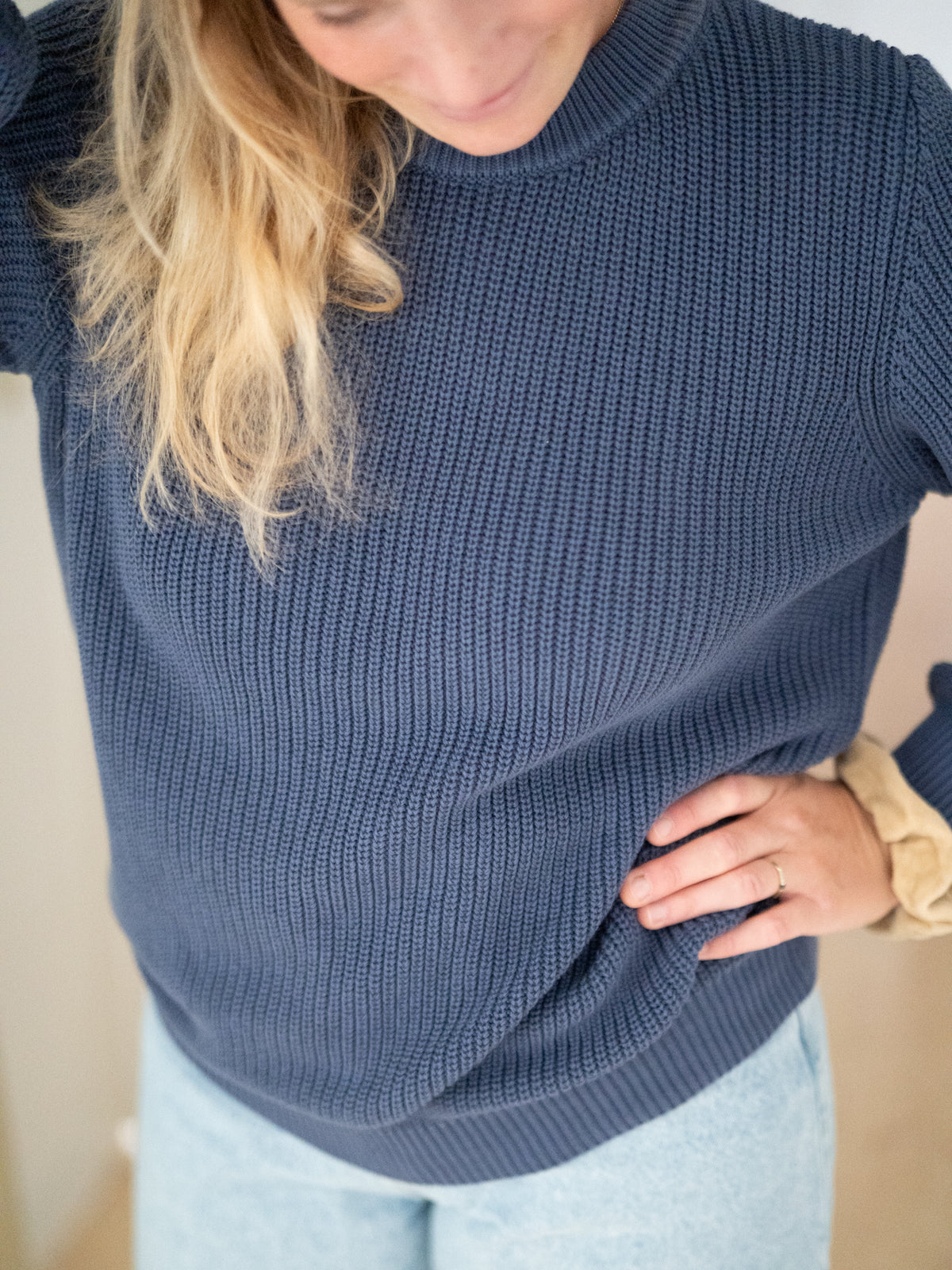4Seasons Frauen Strickpullover blaugrau aus 100% GOTS zertifizierter Biobaumwolle, Manufaktur-Qualität Made in Italy – Vorderansicht, seitlich gedreht