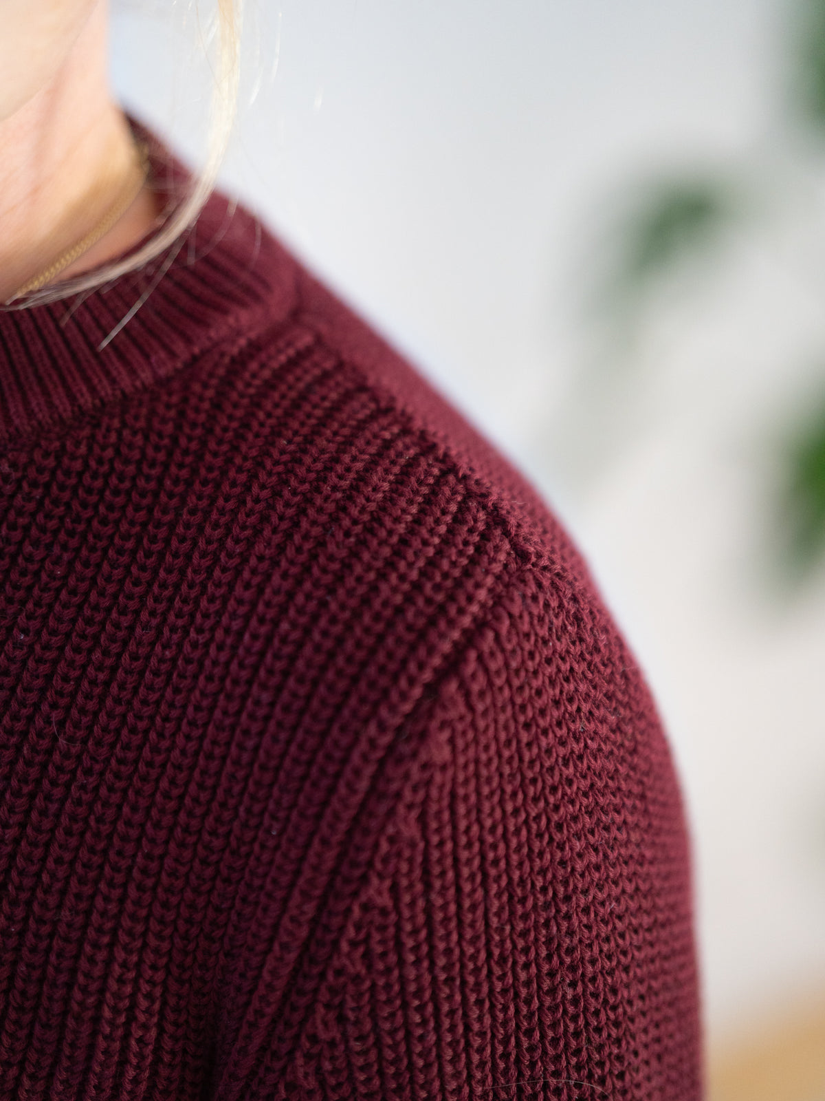 4Seasons Frauen Strickpullover bordeaux aus 100% GOTS zertifizierter Biobaumwolle, Manufaktur-Qualität Made in Italy – Detailansicht von Schulterpartie und Rundhalsausschnitt