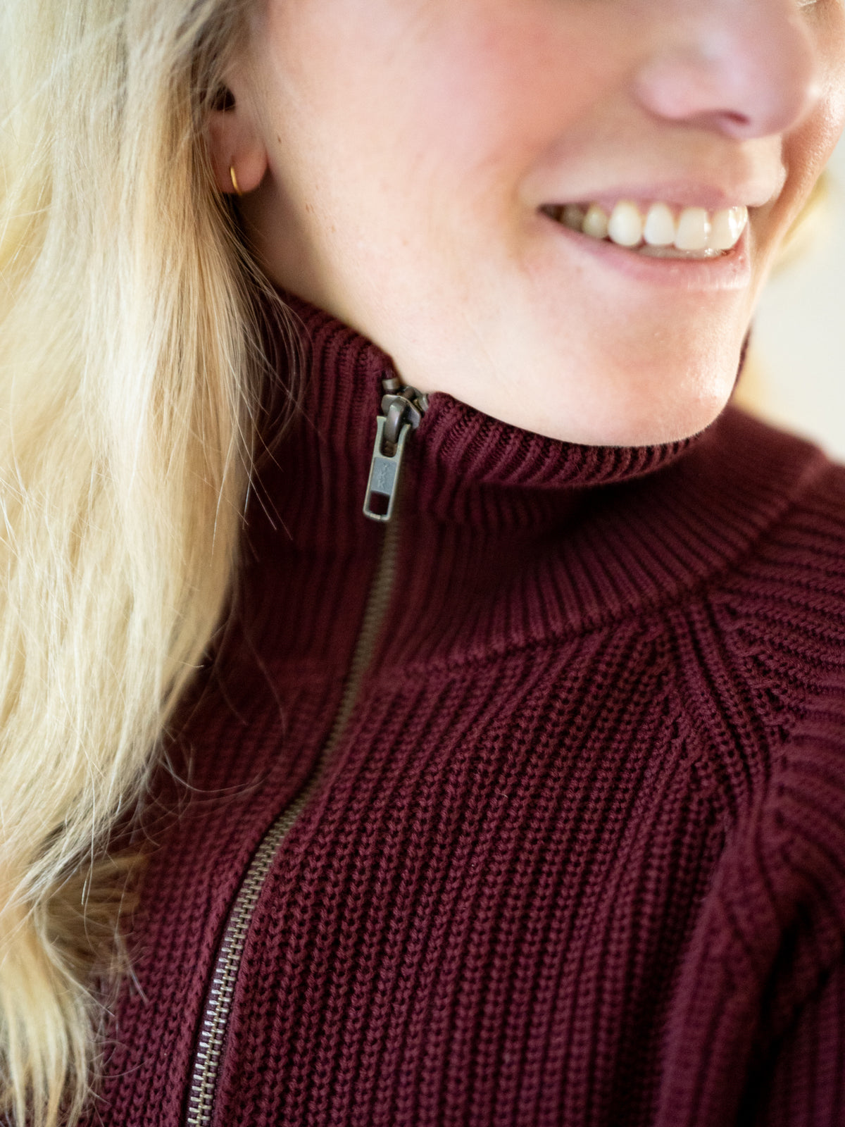 4Seasons Frauen Troyer bordeaux aus 100% GOTS zertifizierter Biobaumwolle, Manufaktur-Qualität Made in Italy – Nahaufnahme des Reißverschluss-Kragens
