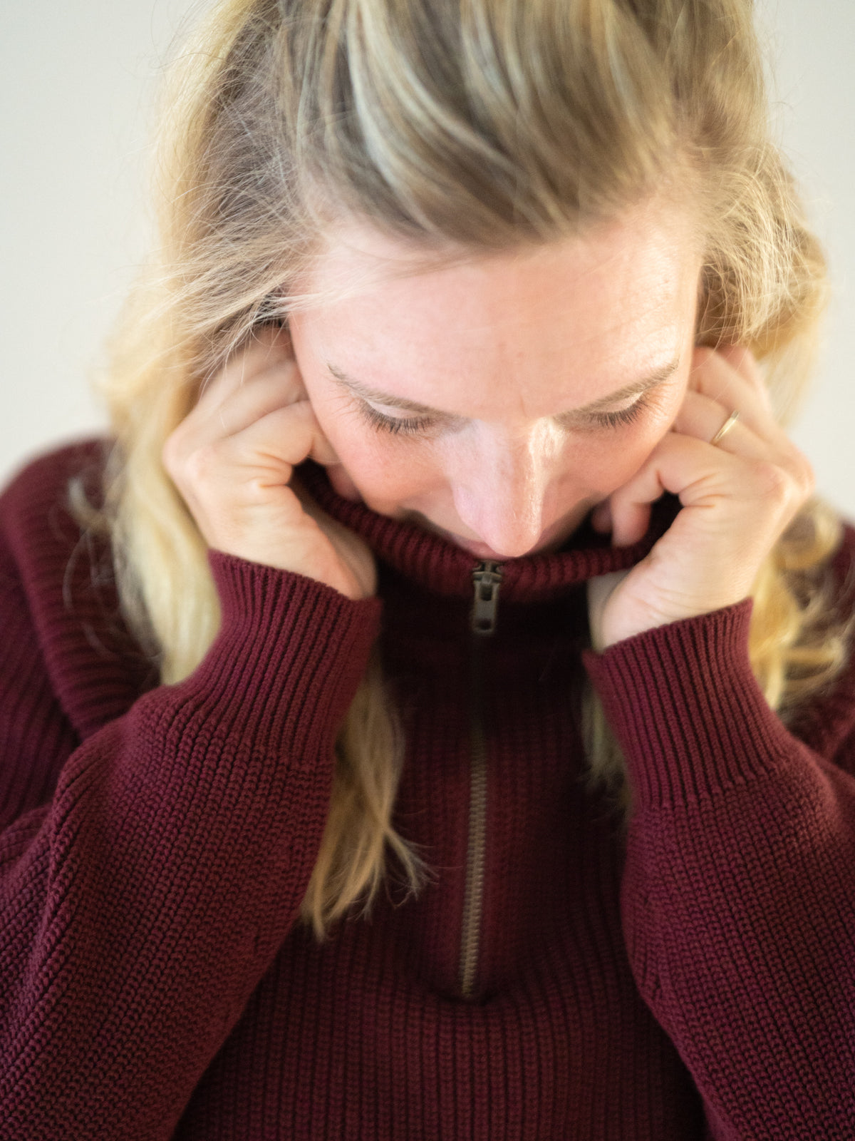 4Seasons Frauen Troyer bordeaux aus 100% GOTS zertifizierter Biobaumwolle, Manufaktur-Qualität Made in Italy – Detailansicht des Stehkragens mit Reißverschluss