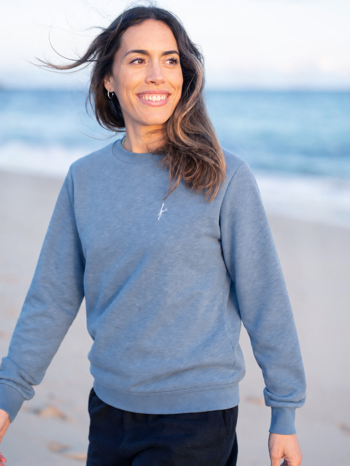 Unsere Freundin Raquel ist 1,72m und trägt "M" im blau melierten Frauen fux Azul Sweater