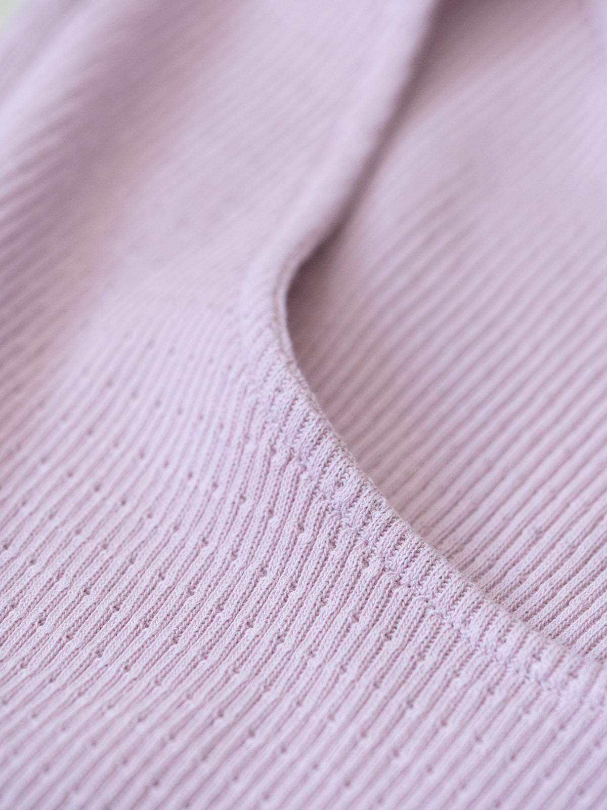 Rib Top Damen pastellrosa aus Bio-Baumwolle GOTS Ausschnitt Detail
