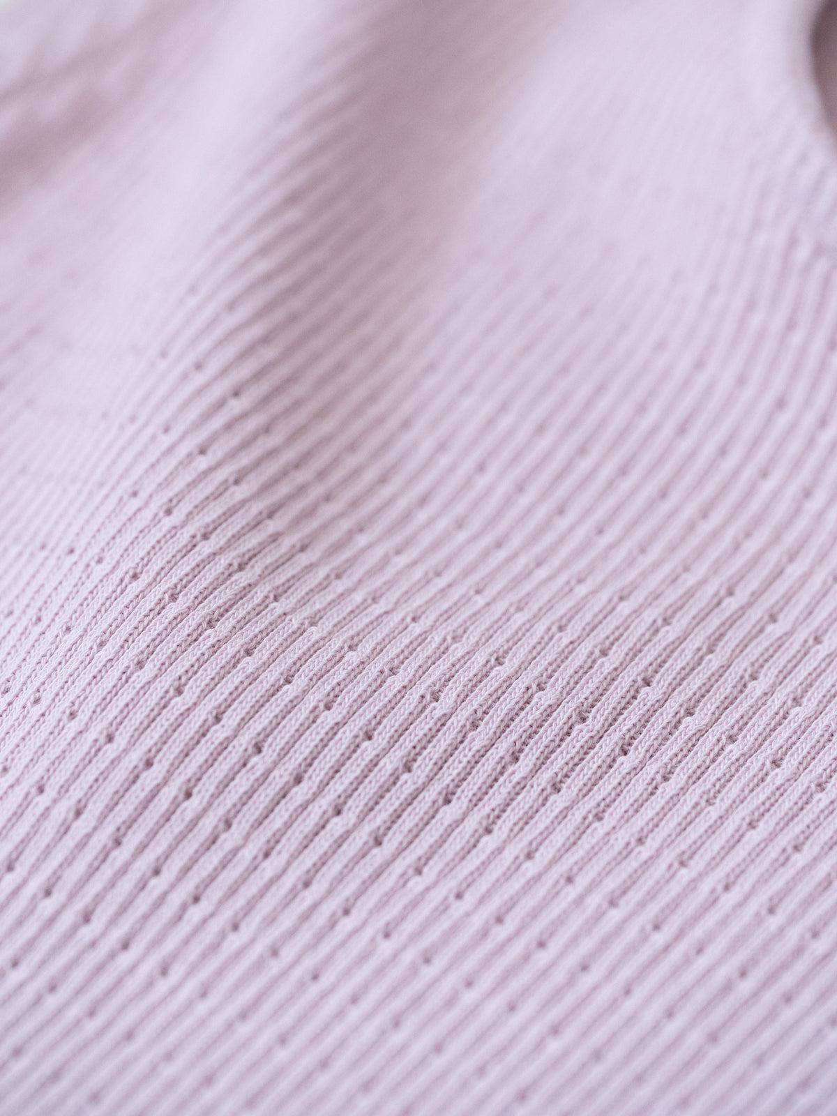 Geripptes Top Damen rosa aus Bio-Baumwolle Stoffstruktur Detail