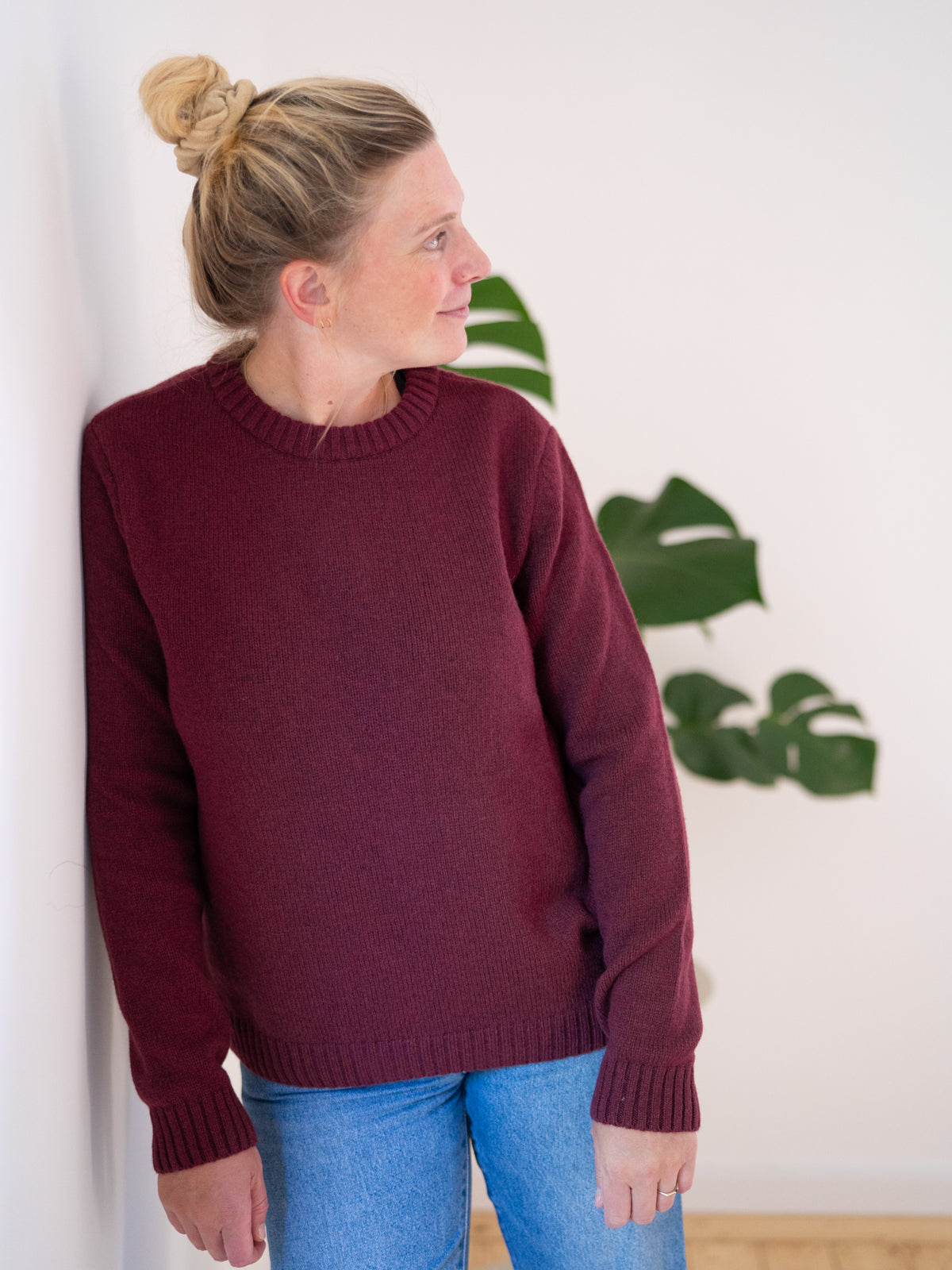 Frauen Strickpullover bordeaux aus 100% Merinowolle, gestrickt in Deutschland â getragen in Vorderansicht mit Rundhalsausschnitt und gerippten BĂŒndchen