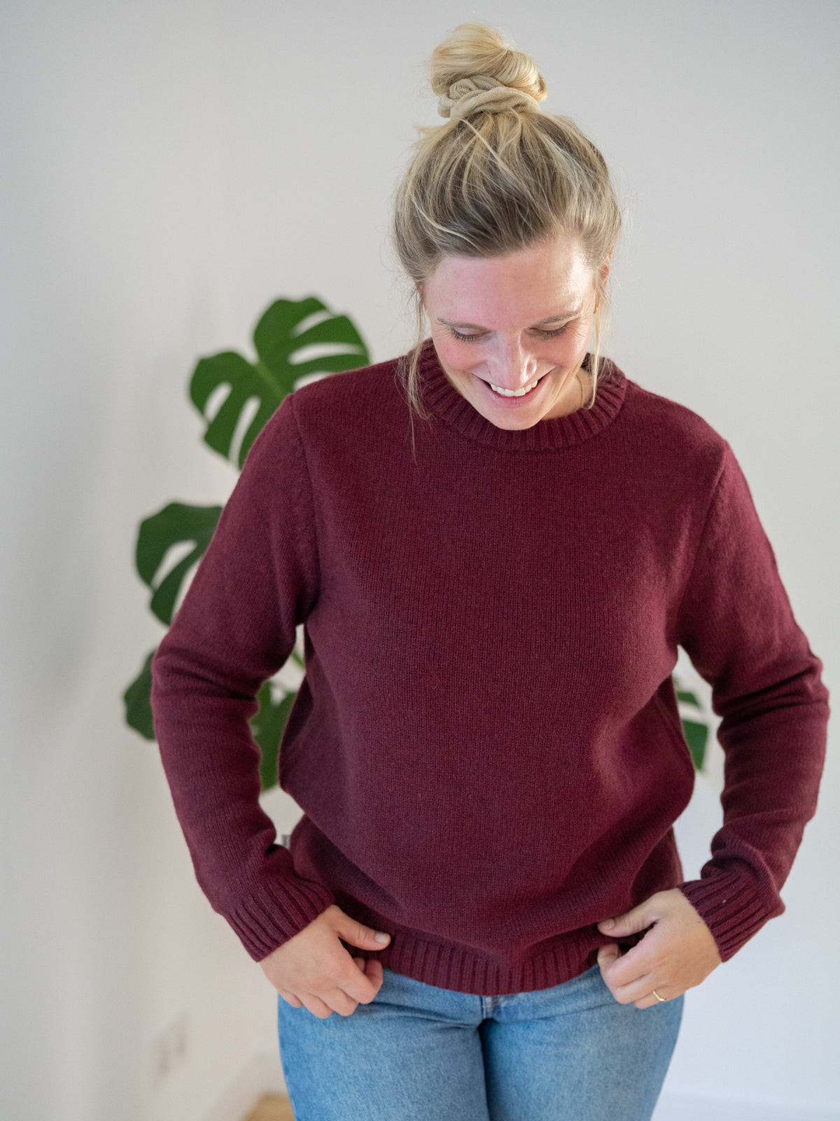 Frauen Strickpullover bordeaux aus 100% Merinowolle, gestrickt in Deutschland â Vorderansicht mit Rundhalsausschnitt, langen Ărmeln und RippbĂŒndchen
