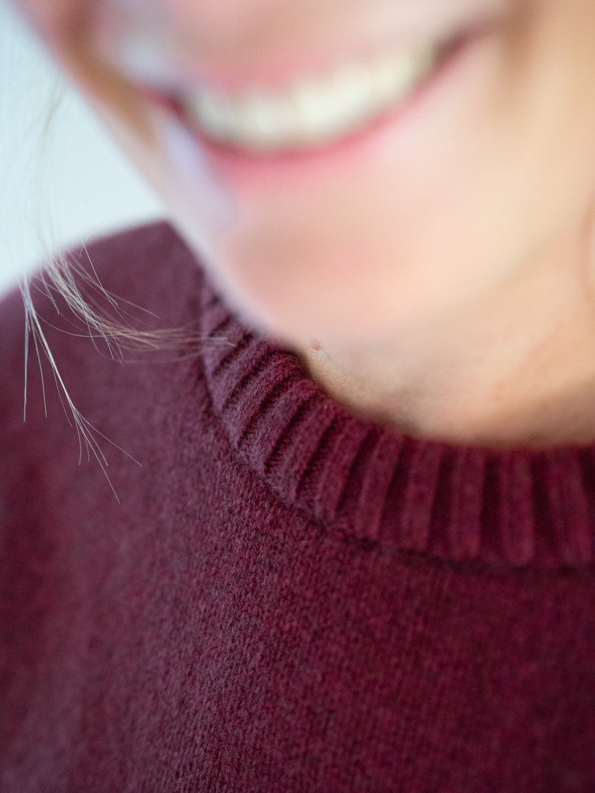Frauen Strickpullover bordeaux aus 100% Merinowolle, gestrickt in Deutschland â Detailansicht von Rundhalsausschnitt und feiner Strickstruktur