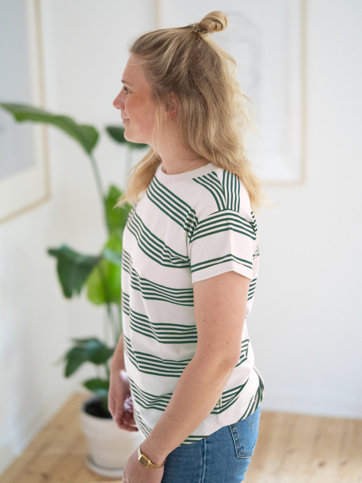 Junge blonde Frau trĂ€gt das FF Frauen Streifenshirt in creme grĂŒn aus 100% Biobaumwolle, GOTS und fair in Portugal hergestellt von FUXBAU