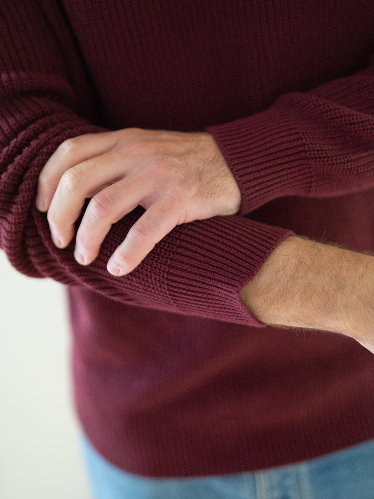 4Seasons Männer Strickpullover bordeaux aus 100% GOTS zertifizierter Biobaumwolle, Manufaktur-Qualität Made in Italy – Detailansicht des Ärmelbündchens