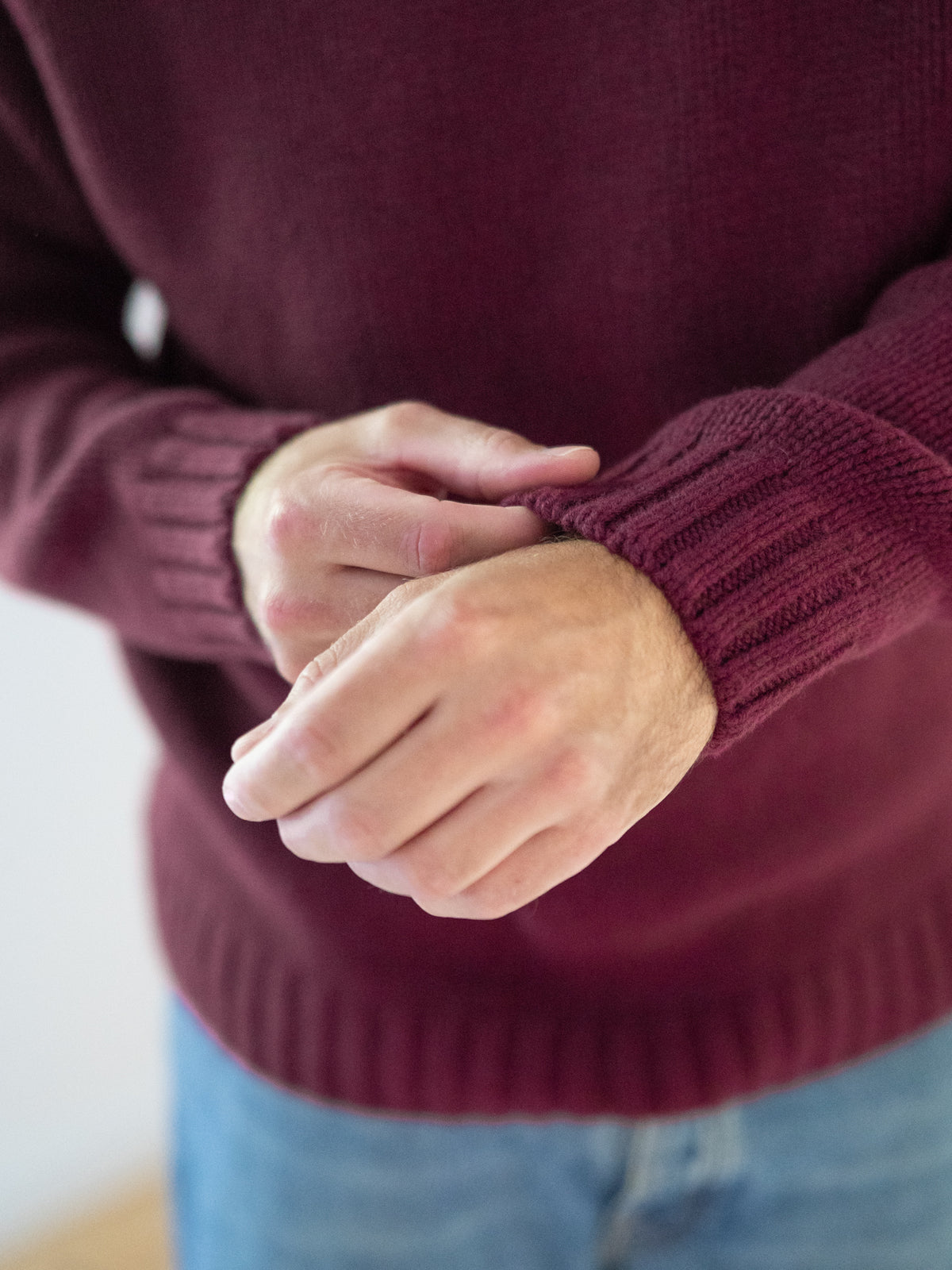 MĂ€nner Strickpullover bordeaux aus 100% Merinowolle, gestrickt in Deutschland â Detailansicht von Ărmel und geripptem ĂrmelbĂŒndchen