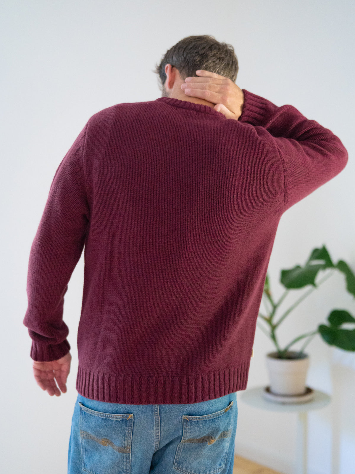MĂ€nner Strickpullover bordeaux aus 100% Merinowolle, gestrickt in Deutschland â RĂŒckansicht mit Rundhalsausschnitt, Ărmeln und RippbĂŒndchen