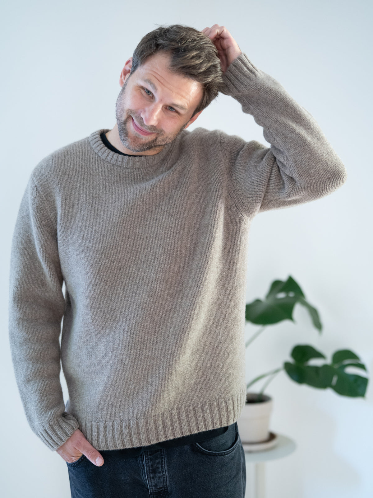 MĂ€nner Strickpullover braunmeliert aus 100% Merinowolle, gestrickt in Deutschland â Vorderansicht mit Rundhalsausschnitt und RippbĂŒndchen