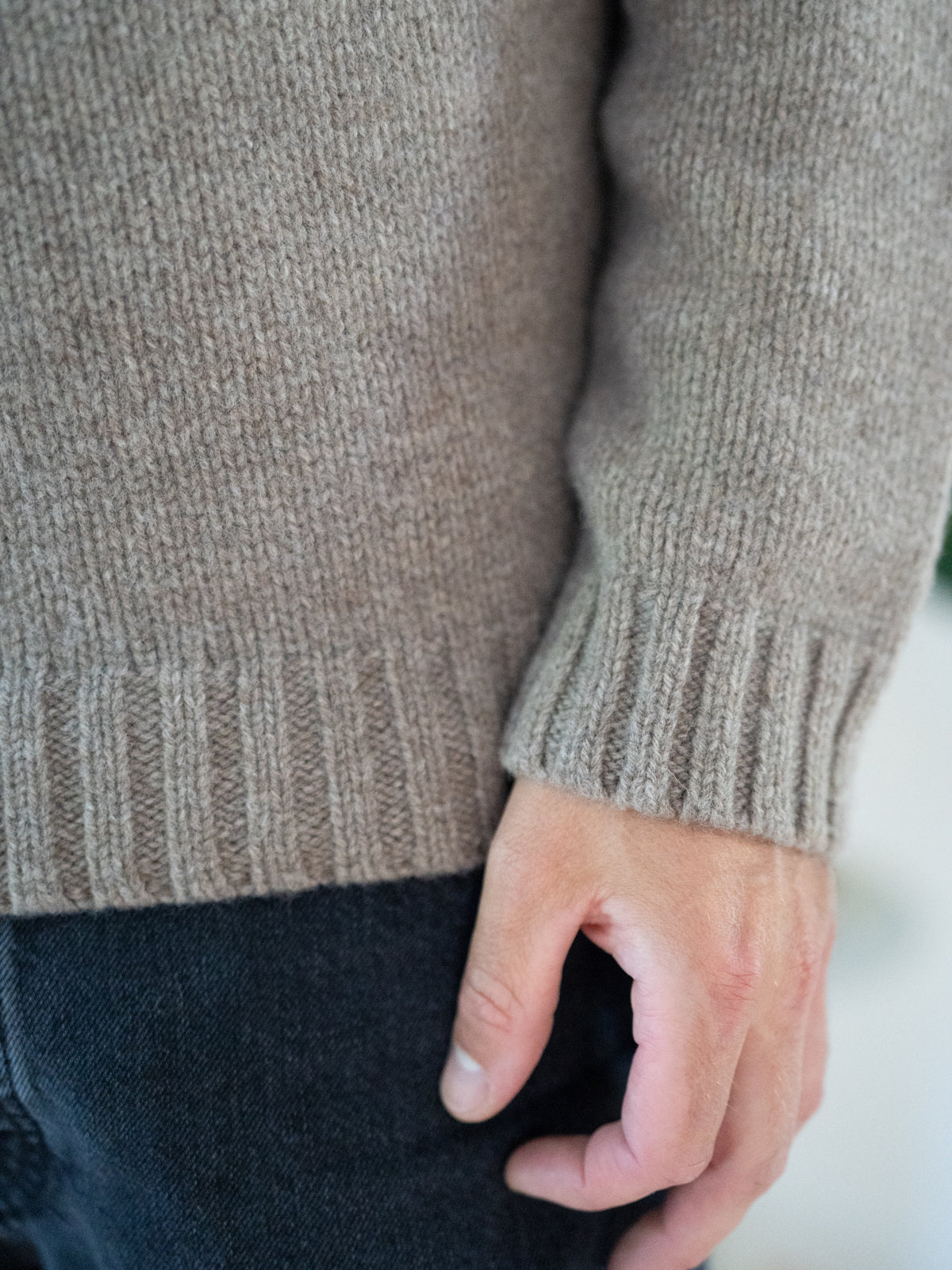 MĂ€nner Strickpullover braunmeliert aus 100% Merinowolle, gestrickt in Deutschland â Detailansicht von Ărmel, RippbĂŒndchen und Saum