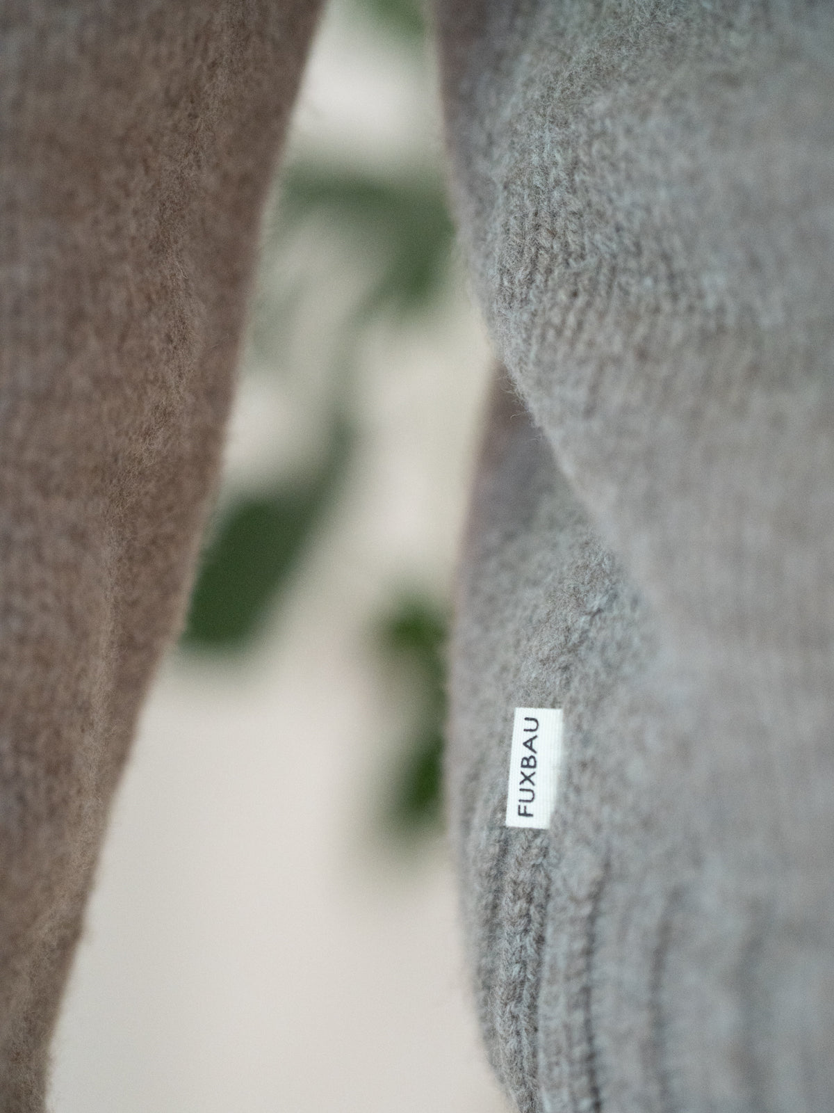 MĂ€nner Strickpullover braunmeliert aus 100% Merinowolle, gestrickt in Deutschland â Detailansicht mit Strickstruktur und FUXBAU Seitenlabel