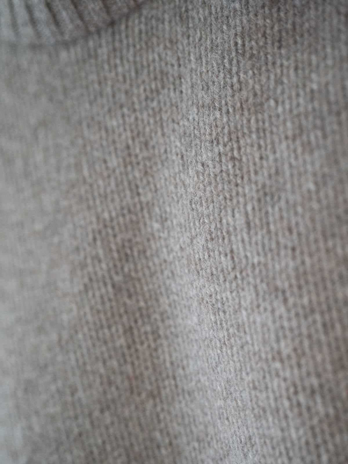 MĂ€nner Strickpullover braunmeliert aus 100% Merinowolle, gestrickt in Deutschland â Detailansicht der weichen Strickstruktur