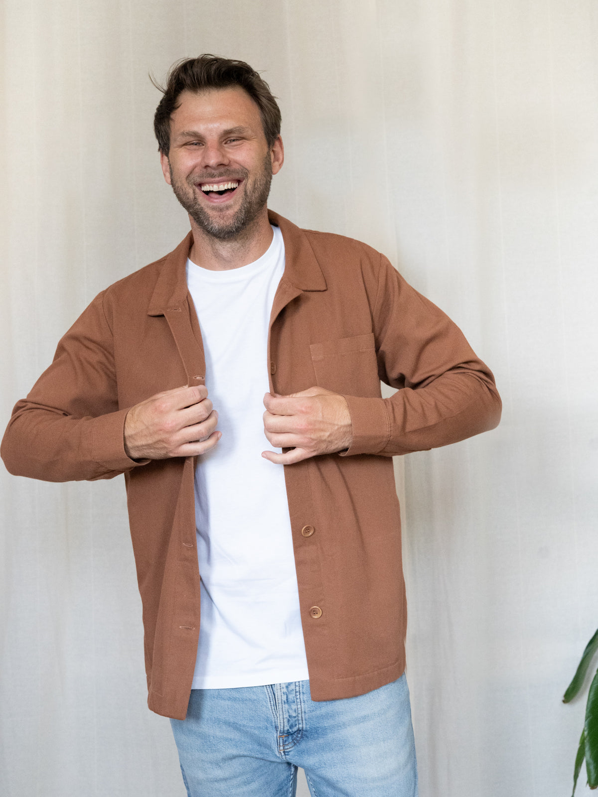 MĂ€nner Overshirt in Kastanienbraun aus Biobaumwolle mit weiĂem T-Shirt und Jeans