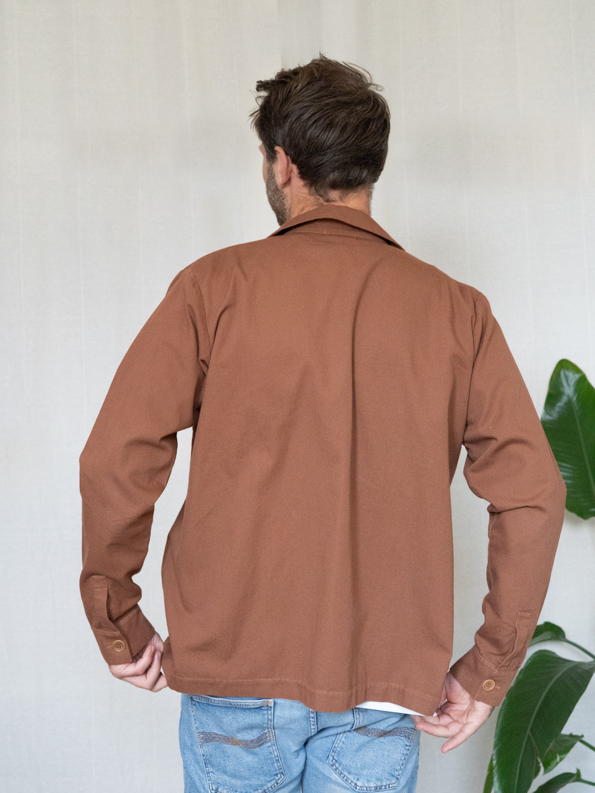 Kastanienbraunes Männer Overshirt aus Biobaumwolle in Rückenansicht