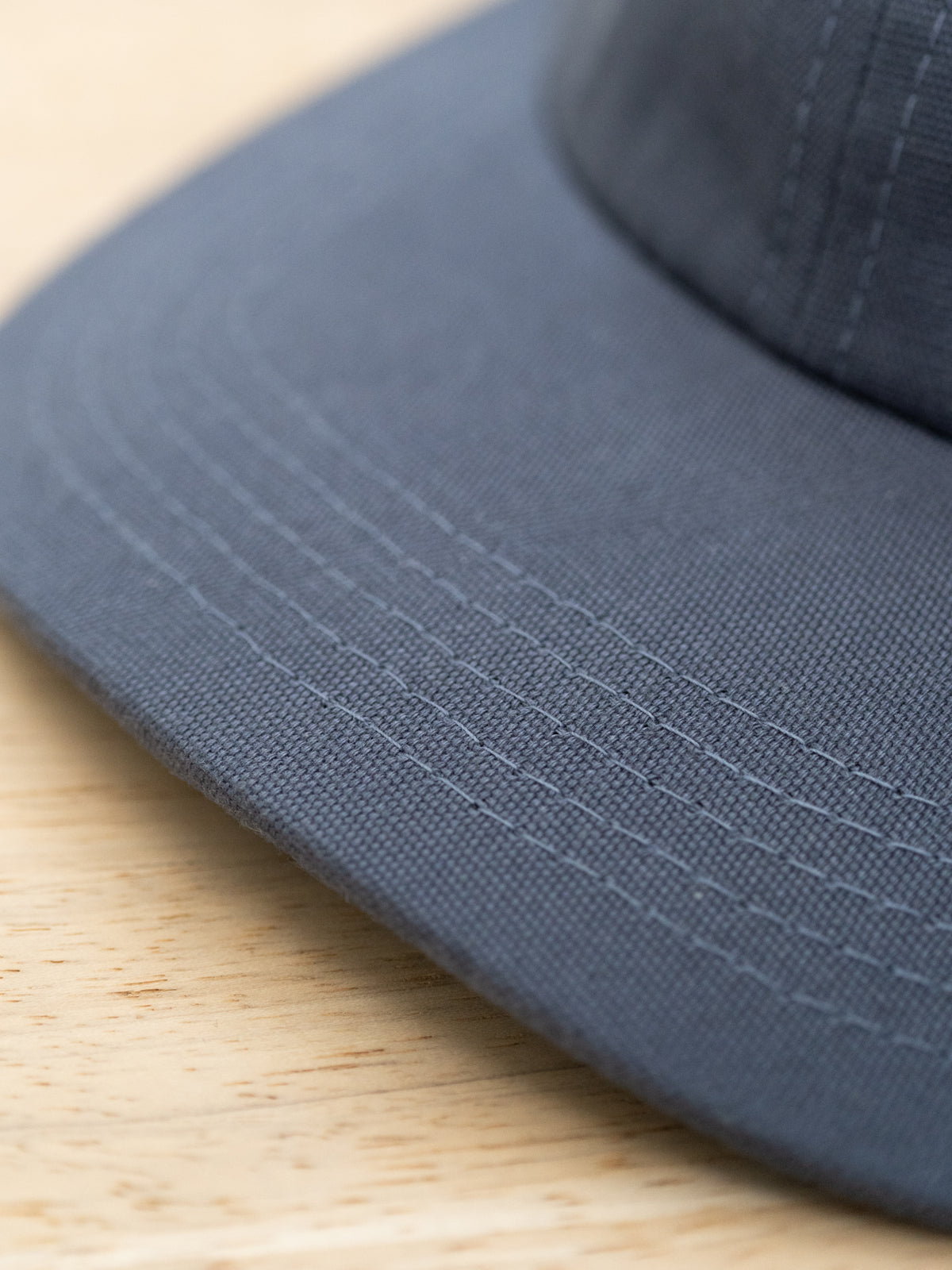 Cap Schirm Detail blaugrau Biobaumwolle Struktur