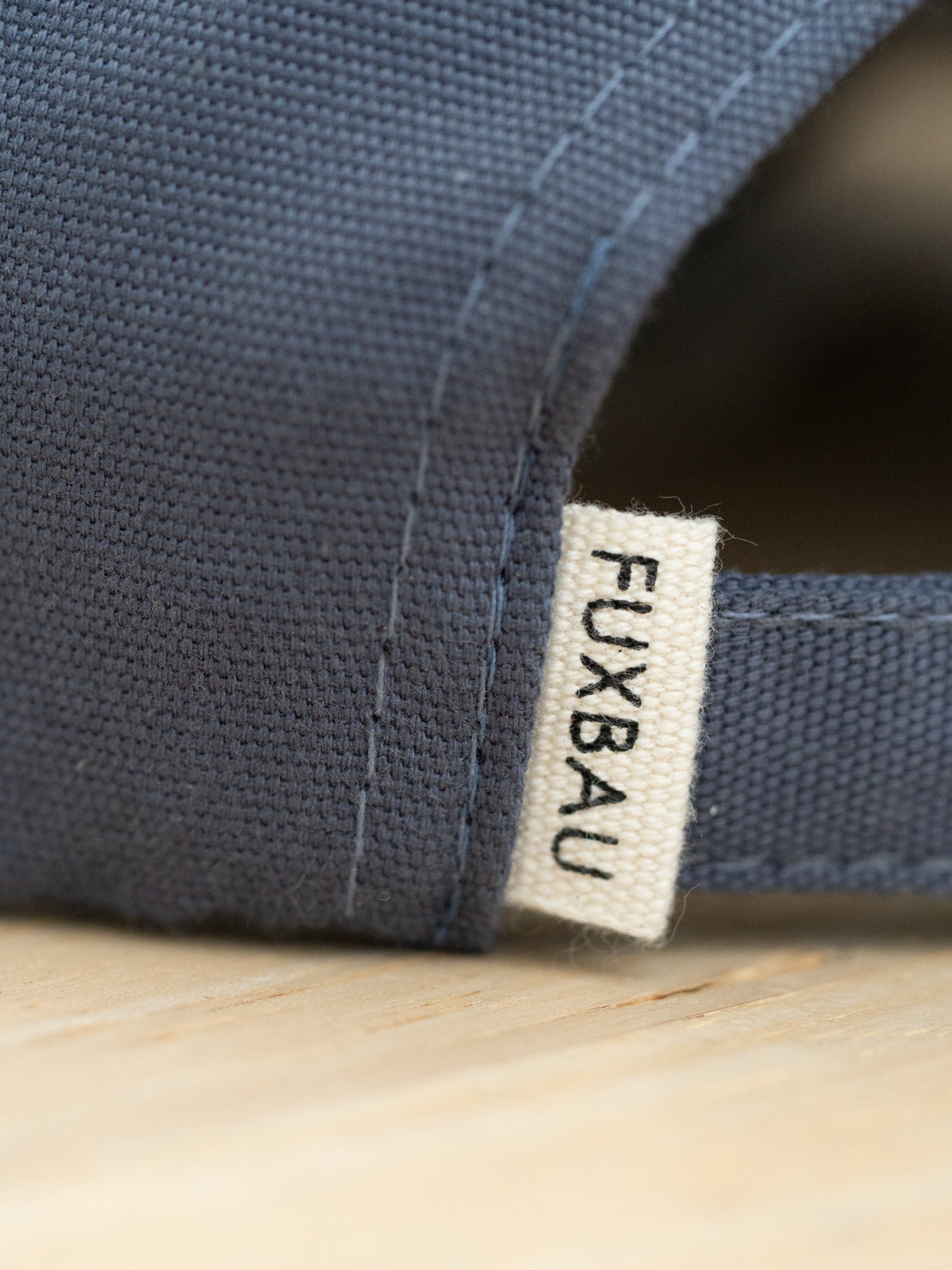 FUXBAU Label einer Dad Cap in blaugrau aus Biobaumwolle